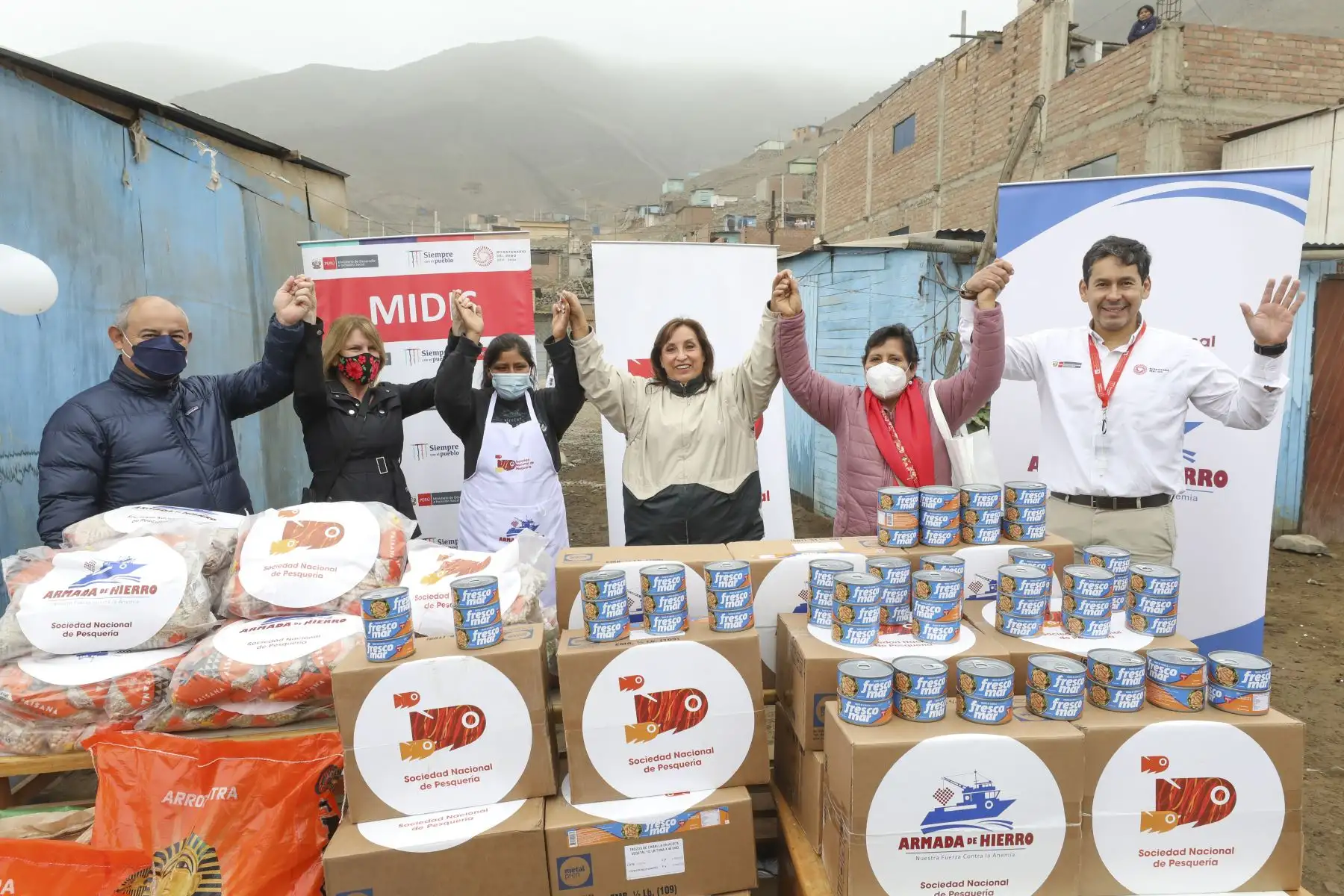 La ministra de Desarrollo e Inclusión Social, Dina Boluarte, participó en la entrega de alimentos donados por la Sociedad Nacional de Pesquería a la olla común Mujeres Unidas, que atiende a 76 usuarias y usuarios en el distrito de Carabayllo. Foto: Difusión