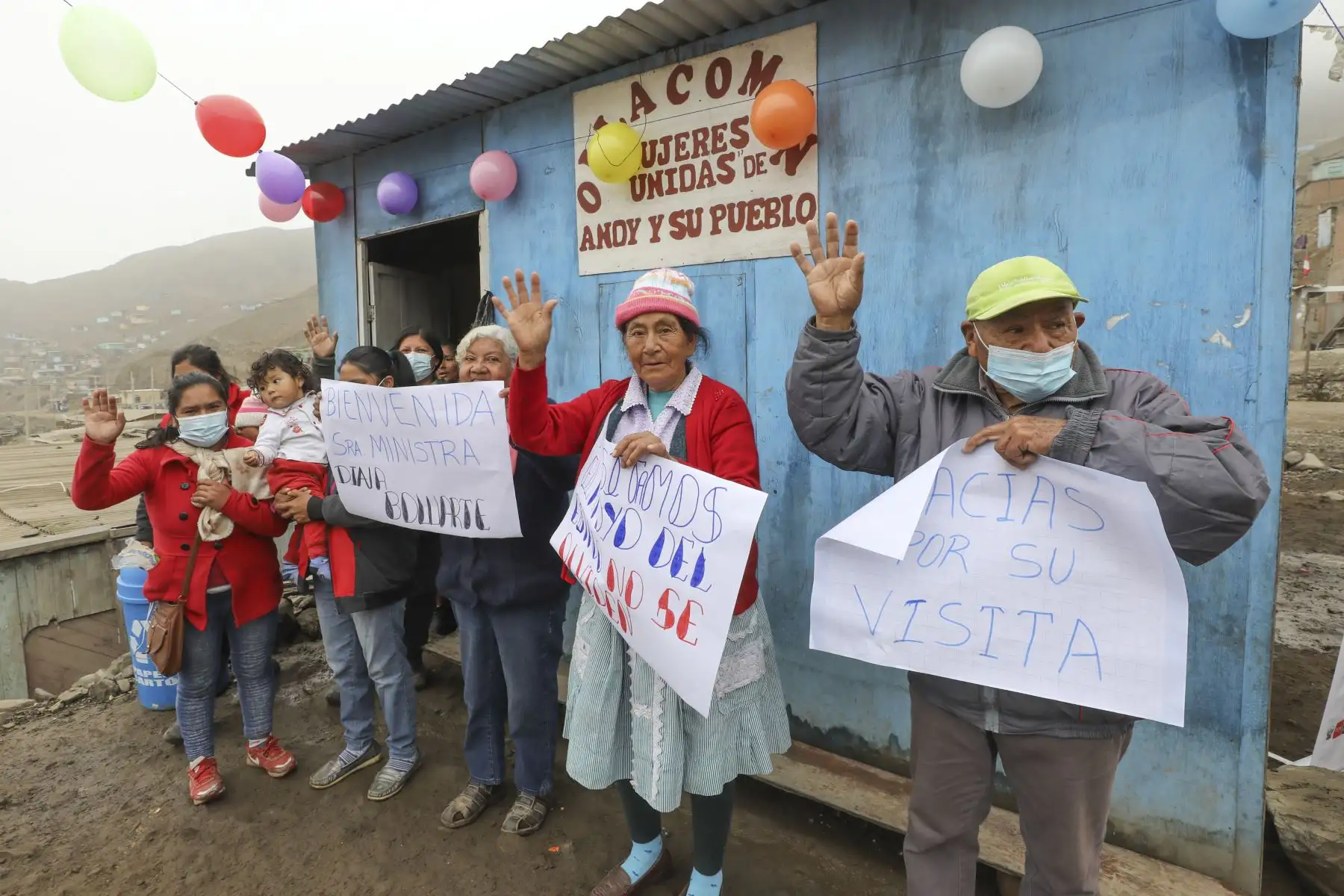 La ministra de Desarrollo e Inclusión Social, Dina Boluarte, participó en la entrega de alimentos donados por la Sociedad Nacional de Pesquería a la olla común Mujeres Unidas, que atiende a 76 usuarias y usuarios en el distrito de Carabayllo. Foto: Difusión