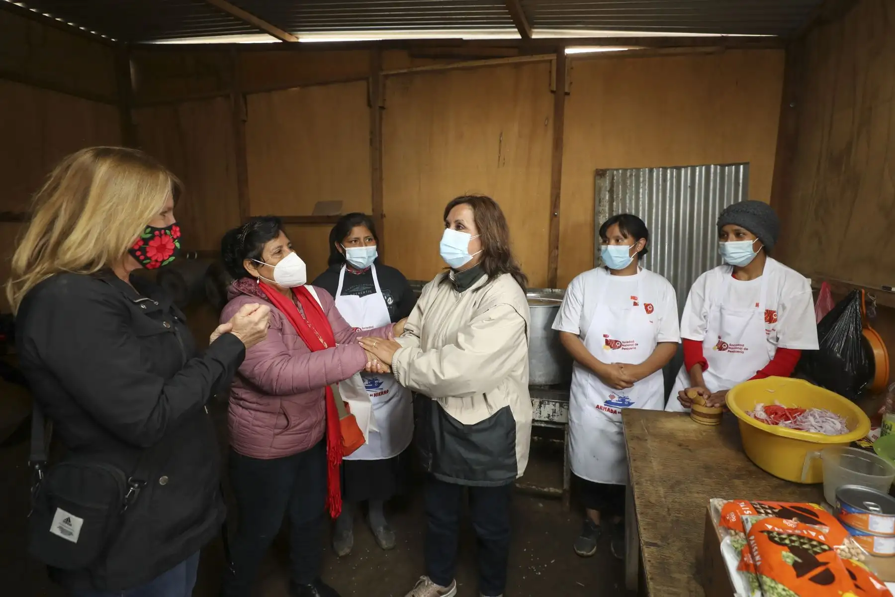 La ministra de Desarrollo e Inclusión Social, Dina Boluarte, participó en la entrega de alimentos donados por la Sociedad Nacional de Pesquería a la olla común Mujeres Unidas, que atiende a 76 usuarias y usuarios en el distrito de Carabayllo. Foto: Difusión