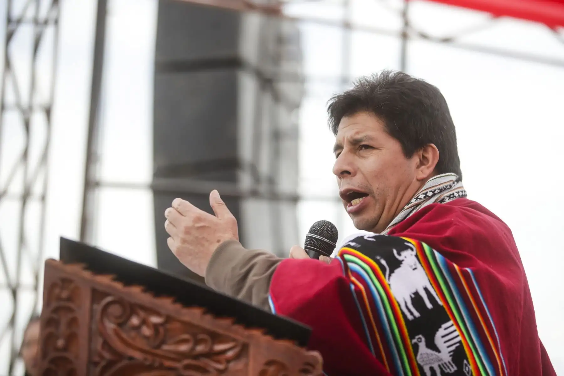 El presidente de la República, Pedro Castillo, recibió el cálido saludo de los pobladores del distrito de Ancahuasi en la región Cusco donde inauguró el proyecto de mejoramiento del servicio de agua para riego, junto a los titulares del Ministerio de Vivienda y Producción. Foto: ANDINA/Presidencia