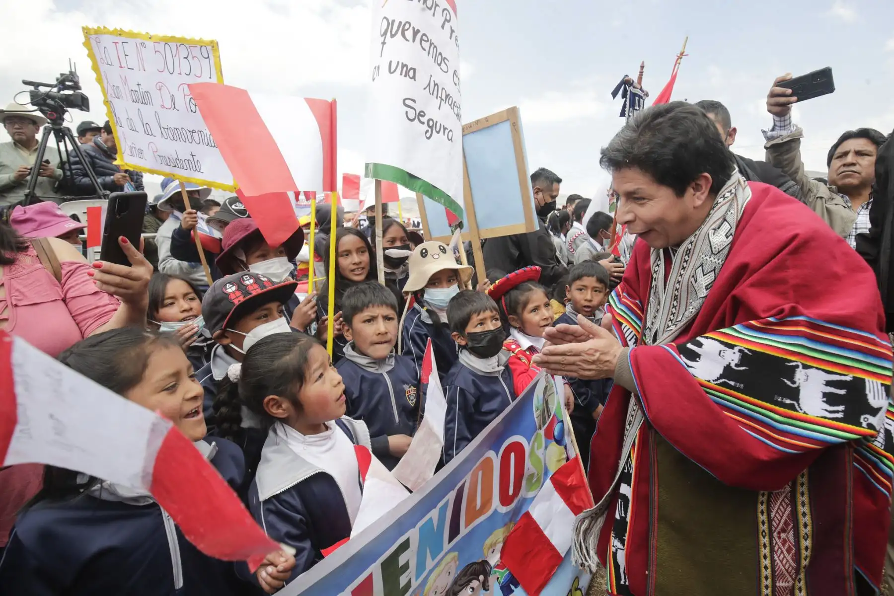 El presidente de la República, Pedro Castillo, recibió el cálido saludo de los pobladores del distrito de Ancahuasi en la región Cusco donde inauguró el proyecto de mejoramiento del servicio de agua para riego, junto a los titulares del Ministerio de Vivienda y Producción. Foto: ANDINA/Presidencia