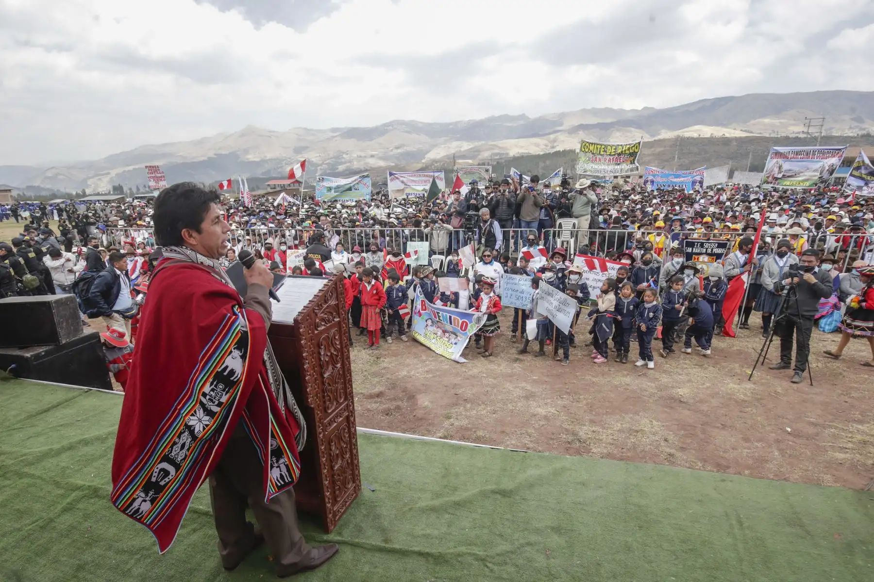 El presidente de la República, Pedro Castillo, recibió el cálido saludo de los pobladores del distrito de Ancahuasi en la región Cusco donde inauguró el proyecto de mejoramiento del servicio de agua para riego, junto a los titulares del Ministerio de Vivienda y Producción. Foto: ANDINA/Presidencia