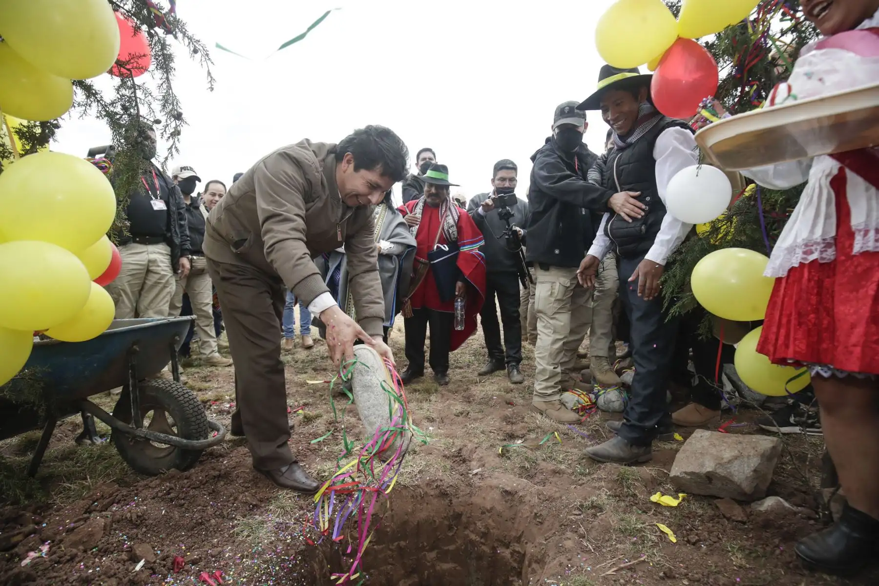 El presidente de la República, Pedro Castillo, recibió el cálido saludo de los pobladores del distrito de Ancahuasi en la región Cusco donde inauguró el proyecto de mejoramiento del servicio de agua para riego, junto a los titulares del Ministerio de Vivienda y Producción. Foto: ANDINA/Presidencia