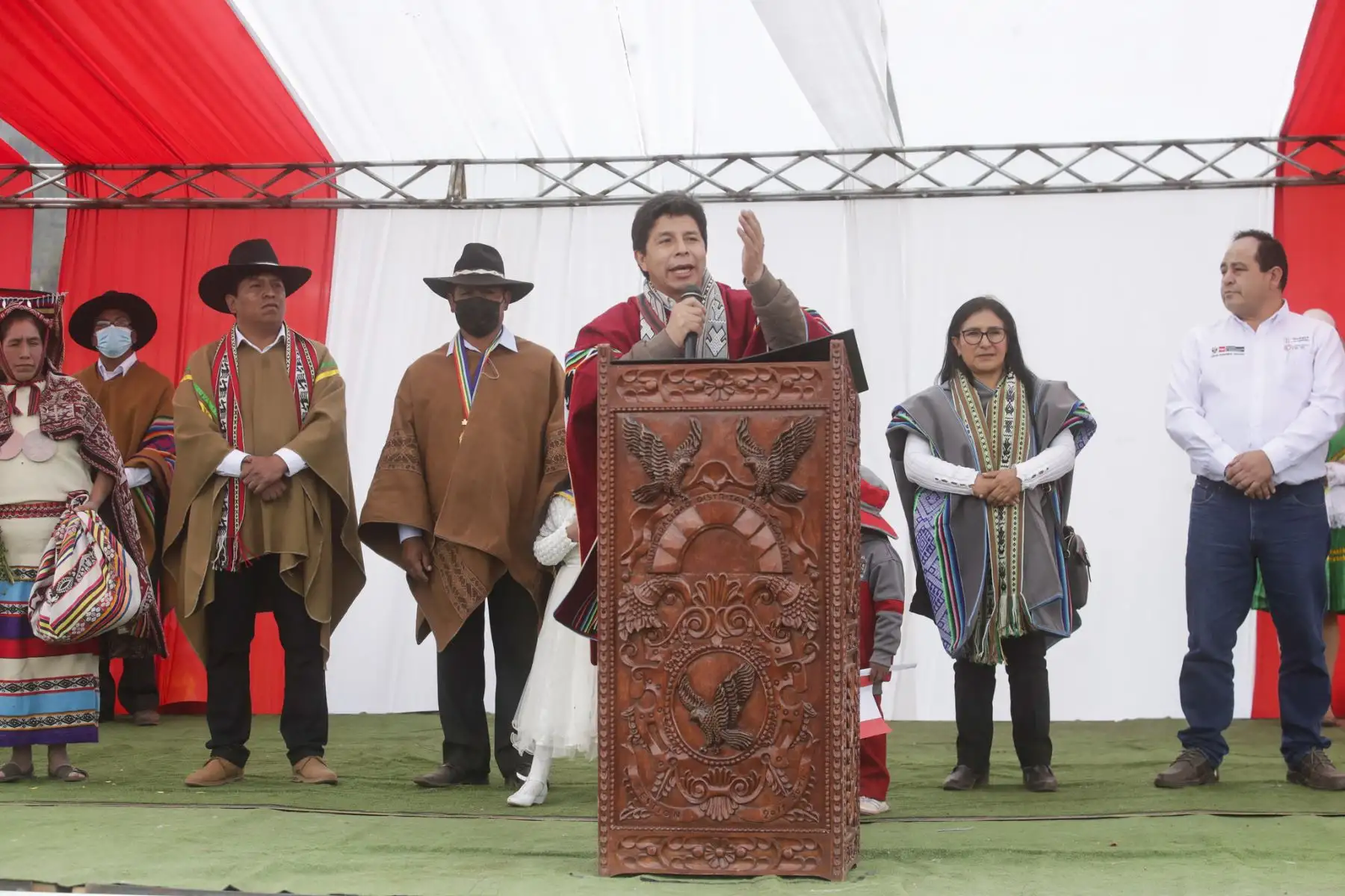 El presidente de la República, Pedro Castillo, recibió el cálido saludo de los pobladores del distrito de Ancahuasi en la región Cusco donde inauguró el proyecto de mejoramiento del servicio de agua para riego, junto a los titulares del Ministerio de Vivienda y Producción. Foto: ANDINA/Presidencia