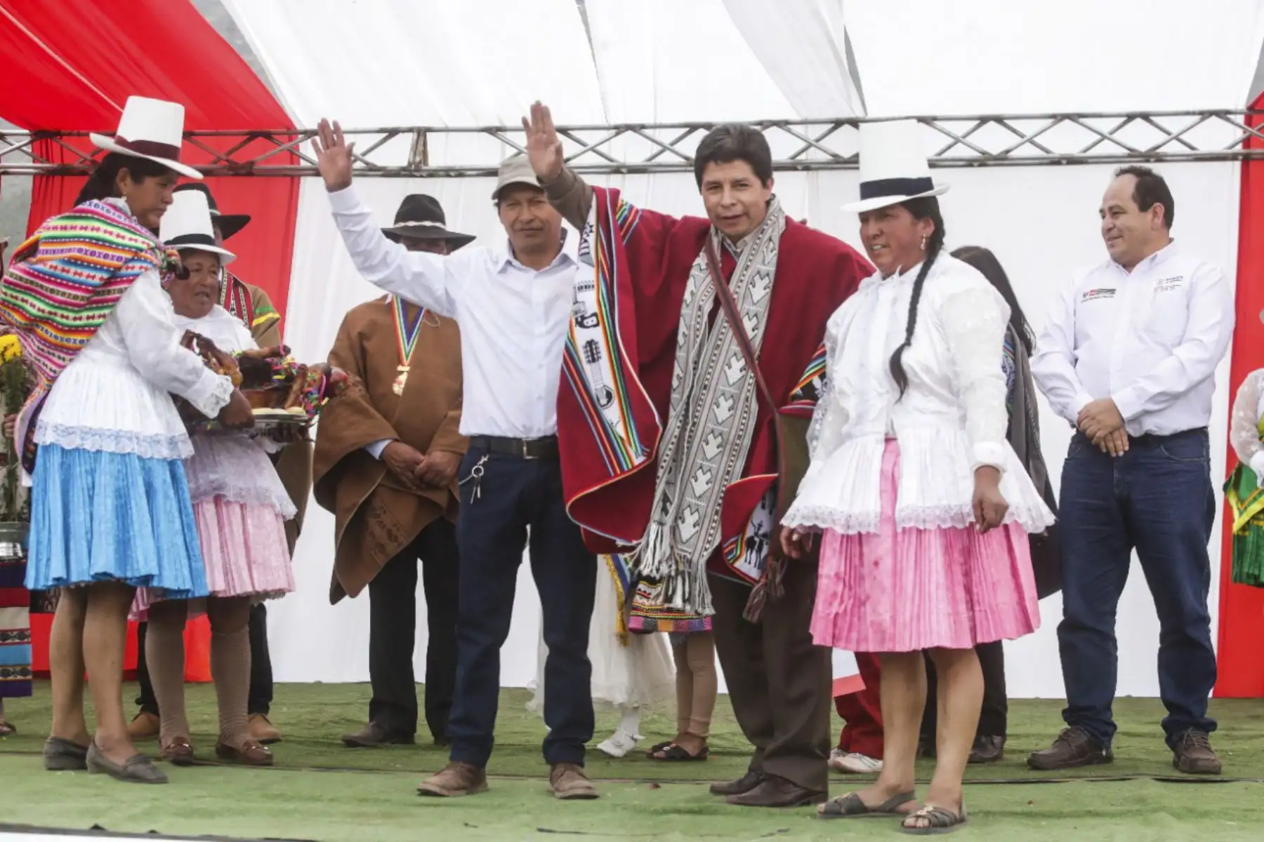 El presidente de la República, Pedro Castillo, recibió el cálido saludo de los pobladores del distrito de Ancahuasi en la región Cusco donde inauguró el proyecto de mejoramiento del servicio de agua para riego, junto a los titulares del Ministerio de Vivienda y Producción. Foto: ANDINA/Presidencia