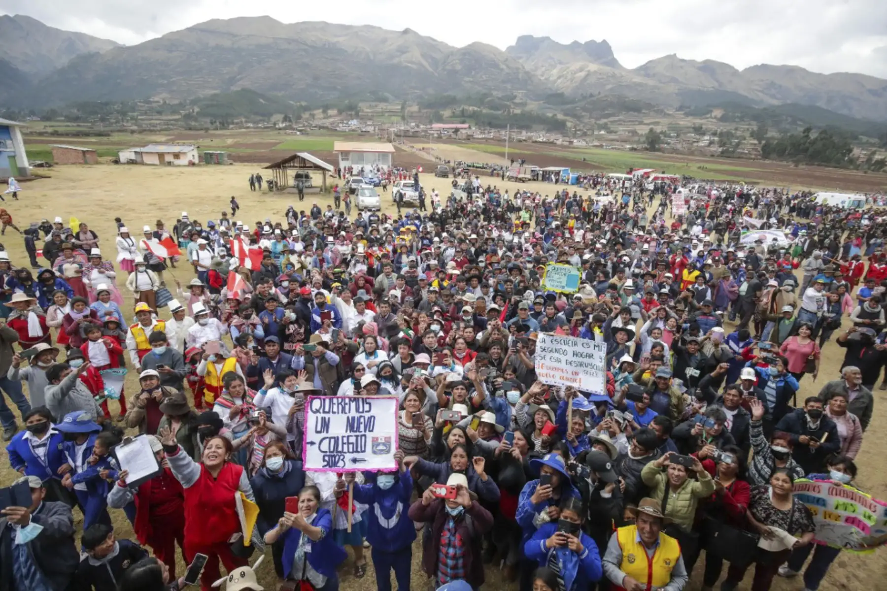 El presidente de la República, Pedro Castillo, recibió el cálido saludo de los pobladores del distrito de Ancahuasi en la región Cusco donde inauguró el proyecto de mejoramiento del servicio de agua para riego, junto a los titulares del Ministerio de Vivienda y Producción. Foto: ANDINA/Presidencia