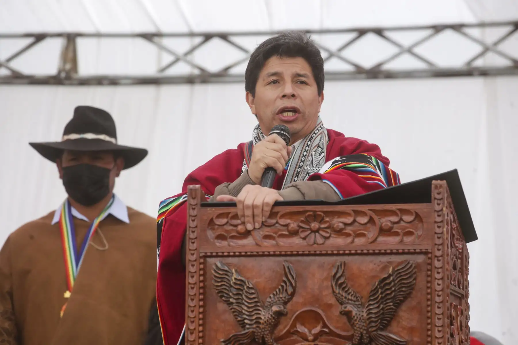 El presidente de la República, Pedro Castillo, recibió el cálido saludo de los pobladores del distrito de Ancahuasi en la región Cusco donde inauguró el proyecto de mejoramiento del servicio de agua para riego, junto a los titulares del Ministerio de Vivienda y Producción. Foto: ANDINA/Presidencia