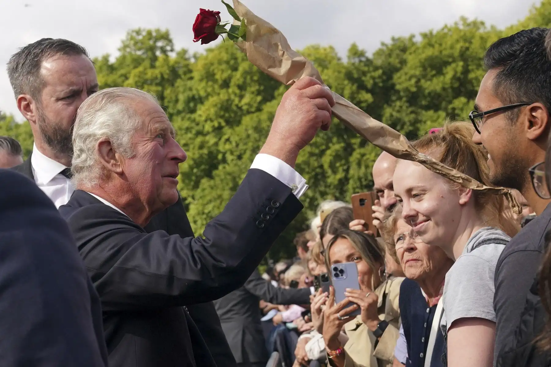 El rey Carlos III de Gran Bretaña saluda a los miembros del público que esperaban entre la multitud a su llegada al Palacio de Buckingham en Londres, el 9 de septiembre de 2022, un día después de que la reina Isabel II muriera a la edad de 96 años. Foto: AFP