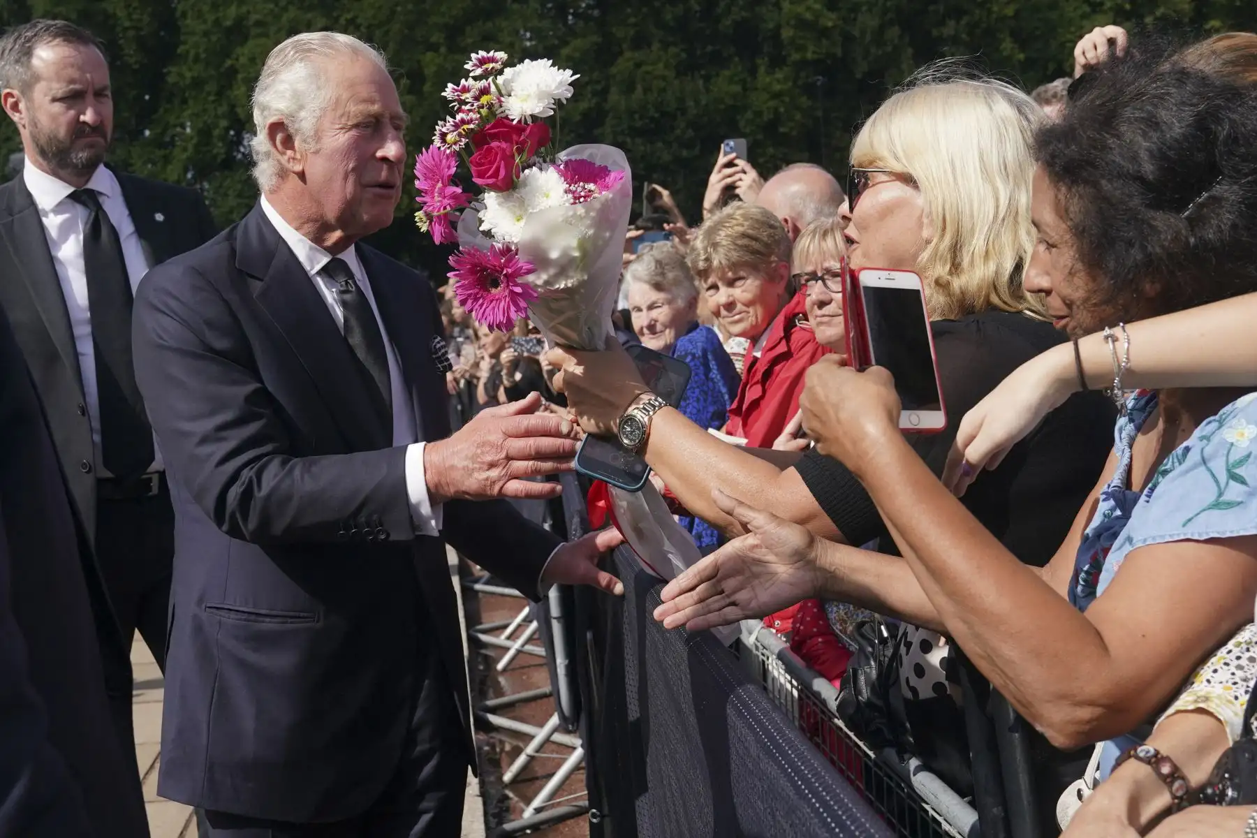 El rey Carlos III de Gran Bretaña saluda a los miembros del público que esperaban entre la multitud a su llegada al Palacio de Buckingham en Londres, el 9 de septiembre de 2022, un día después de que la reina Isabel II muriera a la edad de 96 años. Foto: AFP