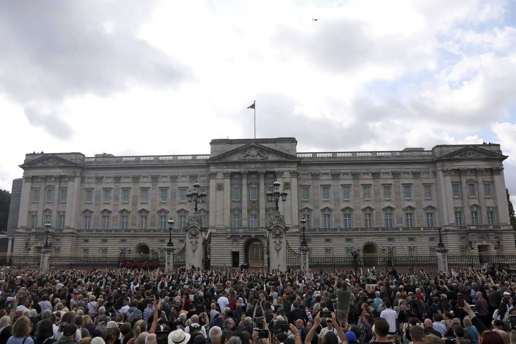 El rey Carlos III de Gran Bretaña y la reina consorte Camila (centro) de Gran Bretaña entran al Palacio de Buckingham después de saludar a la multitud y mirar los tributos florales, en Londres, el 9 de septiembre de 2022, un día después de que la reina Isabel II muriera a la edad de 96 años. Foto: AFP