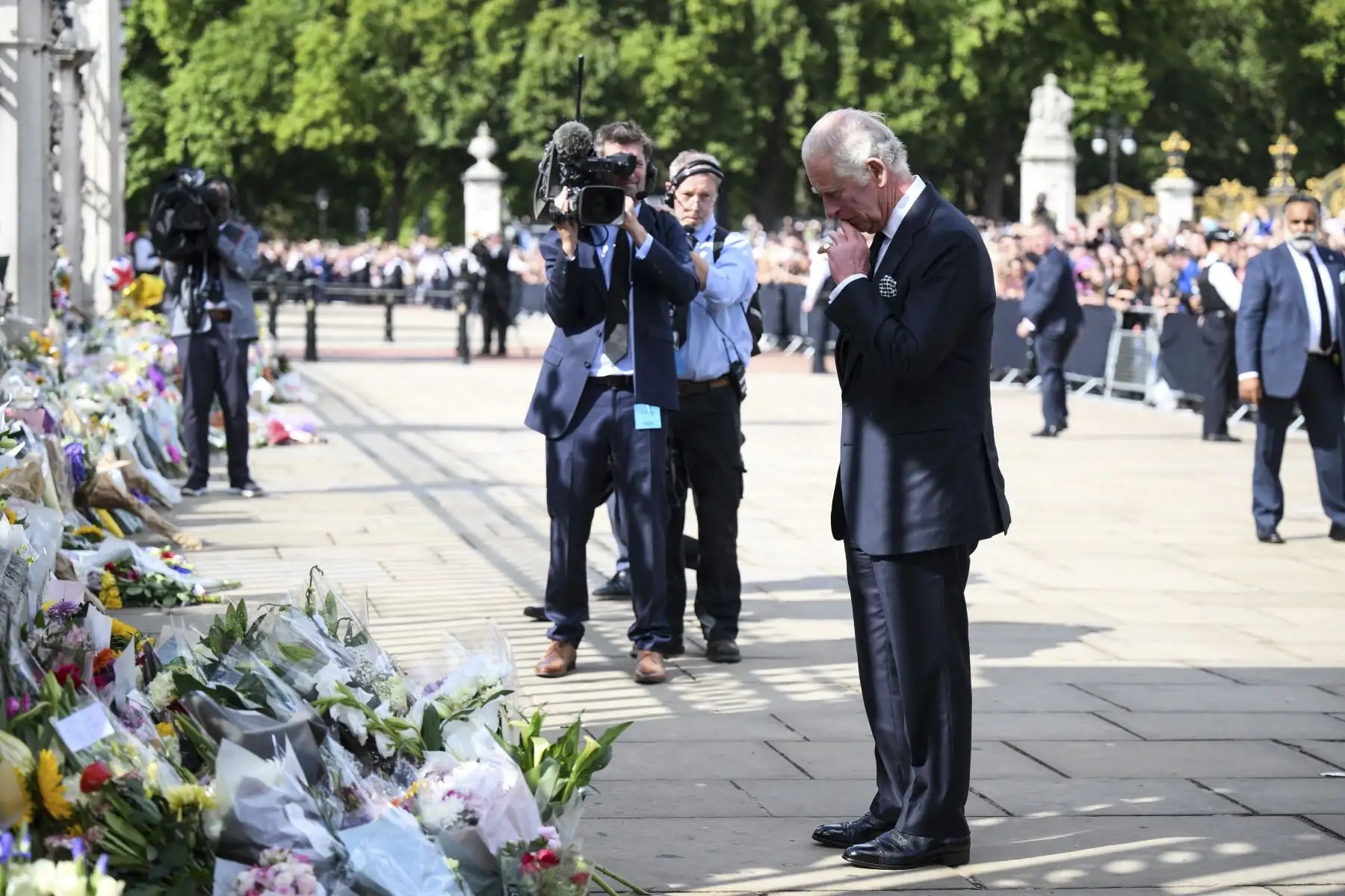 El rey Carlos III de Gran Bretaña mira los tributos florales dejados fuera del Palacio de Buckingham en Londres, el 9 de septiembre de 2022, un día después de que la reina Isabel II muriera a la edad de 96 años. Foto: AFP