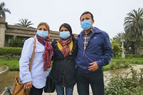 Fresia, acompañada de su padres, Gleny Walhoff, quien le donó su riñón para superar la enfermedad renal crónica que le iba a costar la vida. ANDINA/ Minsa