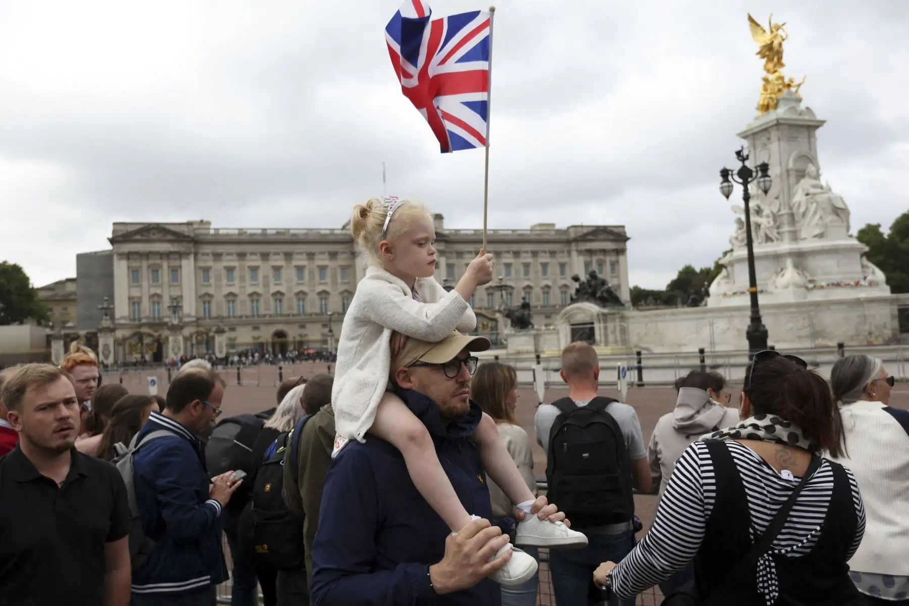 Los miembros del público se reúnen fuera del Palacio de Buckingham en Londres el 10 de septiembre de 2022, dos días después de que la reina Isabel II muriera a la edad de 96 años. - Carlos III de Gran Bretaña fue proclamado rey oficialmente. Foto: AFP