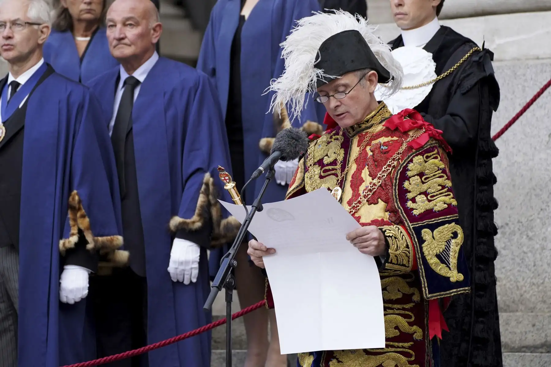Clarenceux King of Arms lee la Proclamación de Adhesión del nuevo Rey de Gran Bretaña, el Rey Carlos III, en el Royal Exchange, en la ciudad de Londres, el 10 de septiembre de 2022. Foto: AFP