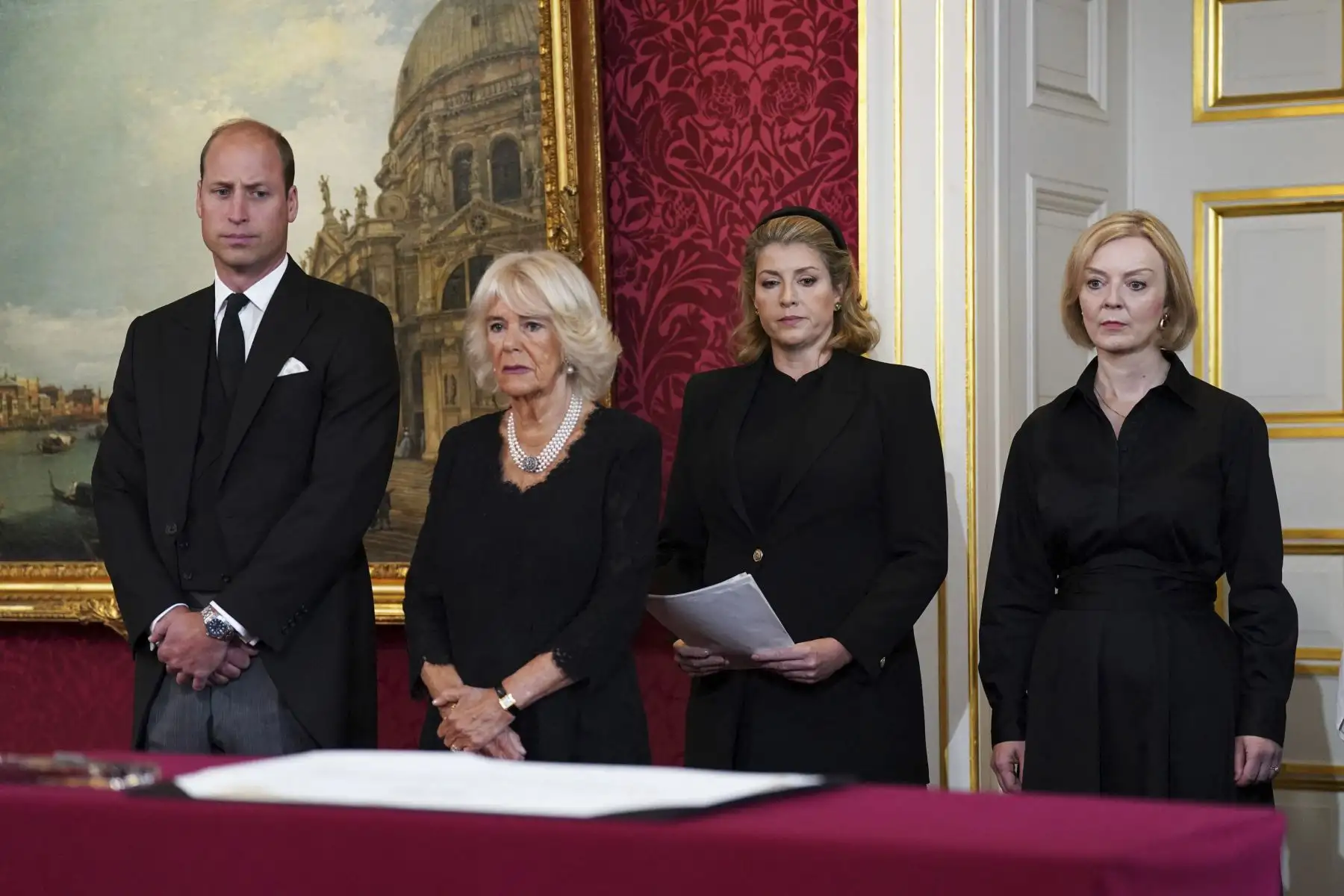 El Príncipe William de Gran Bretaña, el Príncipe de Gales, Camilla de Gran Bretaña, la Reina Consorte, el Lord Presidente del Consejo Penny Mordaunt y la Primera Ministra de Gran Bretaña Liz Truss asisten a una reunión del Consejo de Adhesión dentro del Palacio de St James en Londres el 10 de septiembre de 2022, para proclamar Rey de Gran Bretaña Carlos III como nuevo rey. Foto: AFP