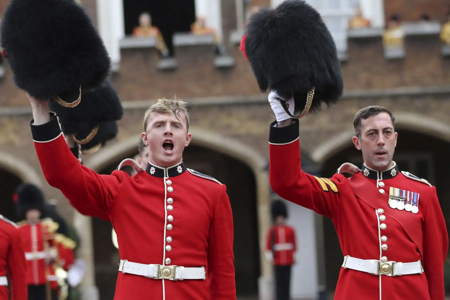 Un miembro de la guardia de Coldstream anima durante la Proclamación Principal del Rey de Gran Bretaña, el Rey Carlos III, fuera del balcón del Friary Court del Palacio de St James en Londres, el 10 de septiembre de 2022. - Carlos III de Gran Bretaña fue proclamado oficialmente Rey en una ceremonia. Foto: AFP
