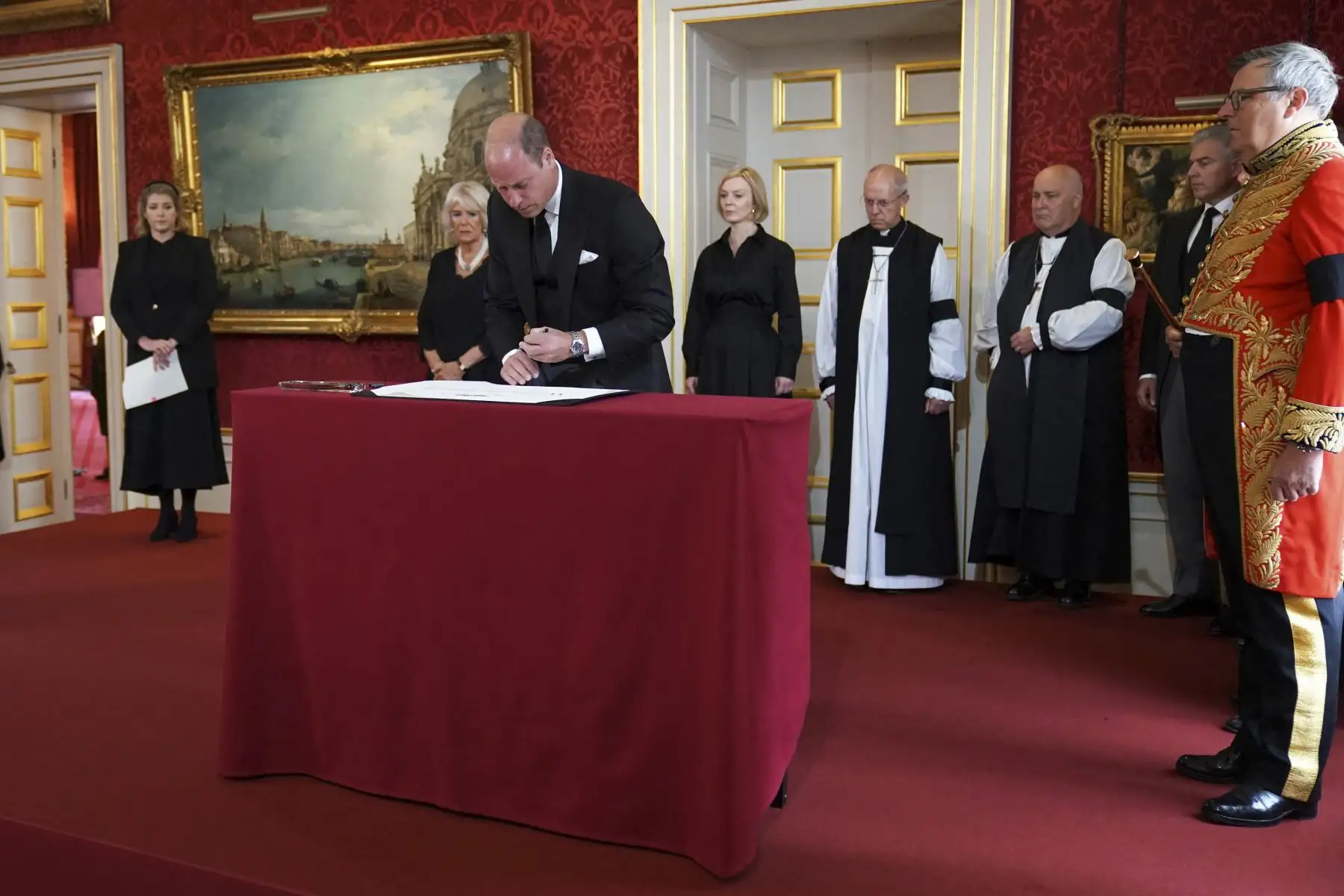 El Príncipe Guillermo de Gran Bretaña, Príncipe de Gales, firma la Proclamación de Adhesión del Rey Carlos III. Foto: AFP