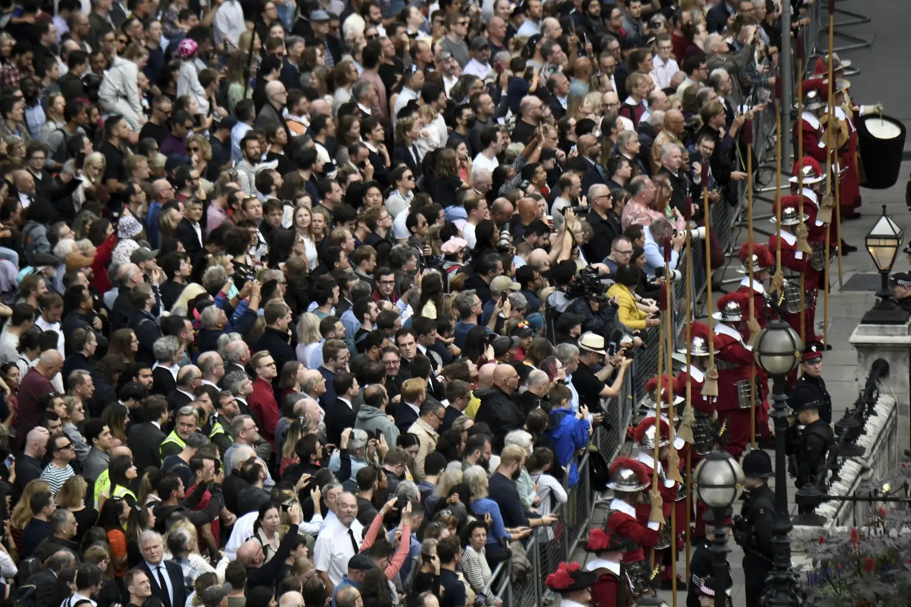 La gente se reúne antes de la Proclamación de la Ciudad del nuevo Rey, que se llevará a cabo en los escalones del Royal Exchange en Mansion House en Londres el 10 de septiembre de 2022. - El Rey Carlos III se comprometió a seguir el ejemplo de su madre de "servicio de por vida" en su discurso inaugural ante Gran Bretaña. Foto: AFP