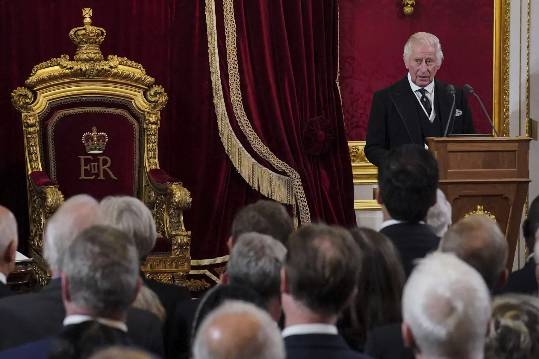 El rey Carlos III de Gran Bretaña habla durante una reunión del Consejo de Adhesión en el Salón del Trono dentro del Palacio de St James en Londres el 10 de septiembre de 2022, para proclamarlo como el nuevo Rey. Foto: AFP