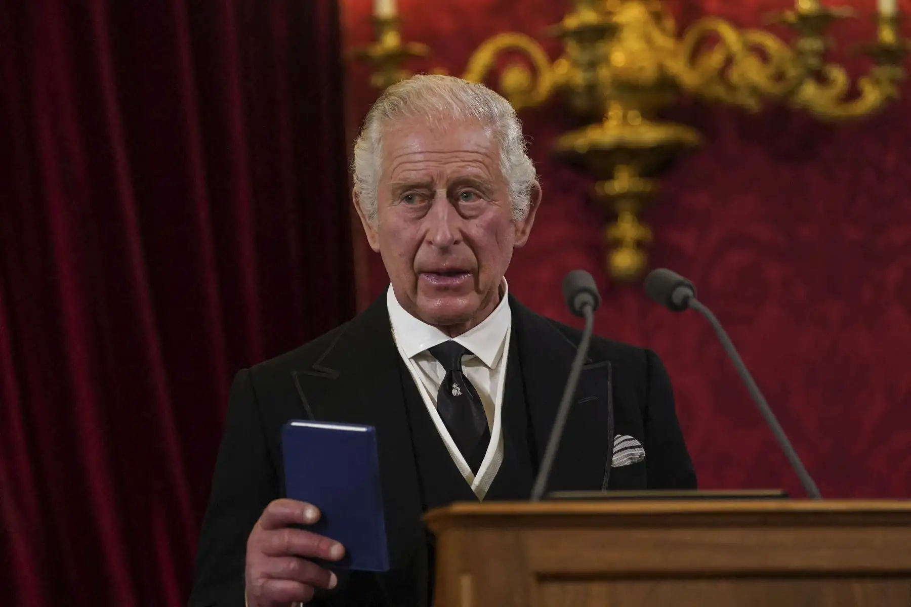 El rey Carlos III de Gran Bretaña hace su declaración durante una reunión del Consejo de Adhesión dentro del Palacio de St James en Londres el 10 de septiembre de 2022, para proclamarlo como el nuevo Rey. Foto: AFP