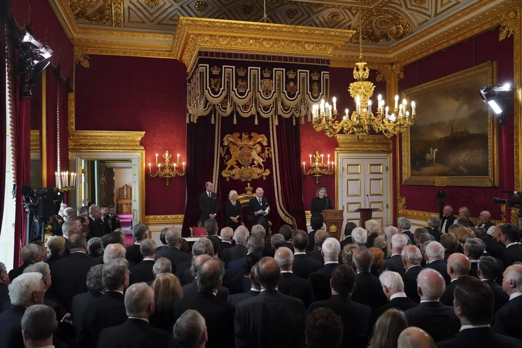El Príncipe William de Gran Bretaña, el Príncipe de Gales (izq.), Camilla de Gran Bretaña, la Reina Consorte (2L) y el Lord Presidente del Consejo Privado Penny Mordaunt (R) escuchan mientras el Rey Carlos III de Gran Bretaña (2R) habla durante una reunión del Consejo de Adhesión en el Salón del Trono dentro del Palacio de St James en Londres el 10 de septiembre de 2022, para proclamarlo como el nuevo Rey. Foto: AFP