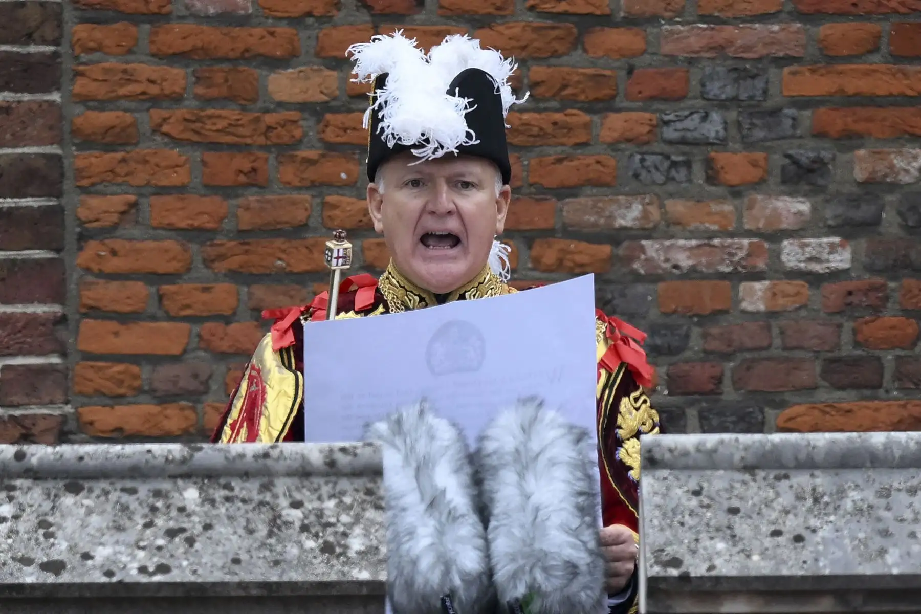El Rey Principal de Armas de Garter, David Vines White, lee la proclamación del nuevo Rey de Gran Bretaña, el Rey Carlos III, desde el balcón de Friary Court del Palacio de St James en Londres el 10 de septiembre de 2022. Foto: AFP