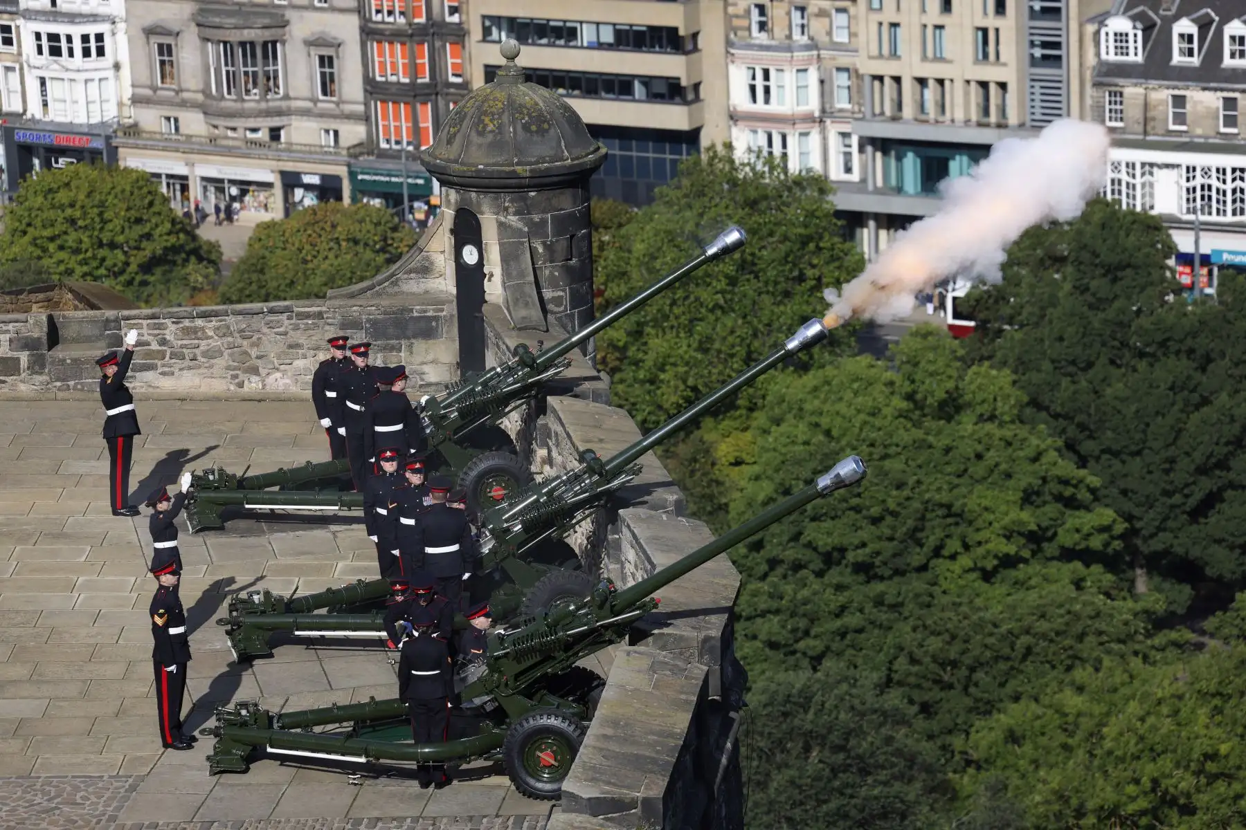 El Royal Salute es disparado en el Castillo de Edimburgo por el 105º Regimiento de Artillería Real, este acto es realizado para marcar la Proclamación del Rey Carlos III, en Edimburgo, Escocia, el 10 de septiembre de 2022. Foto: AFP