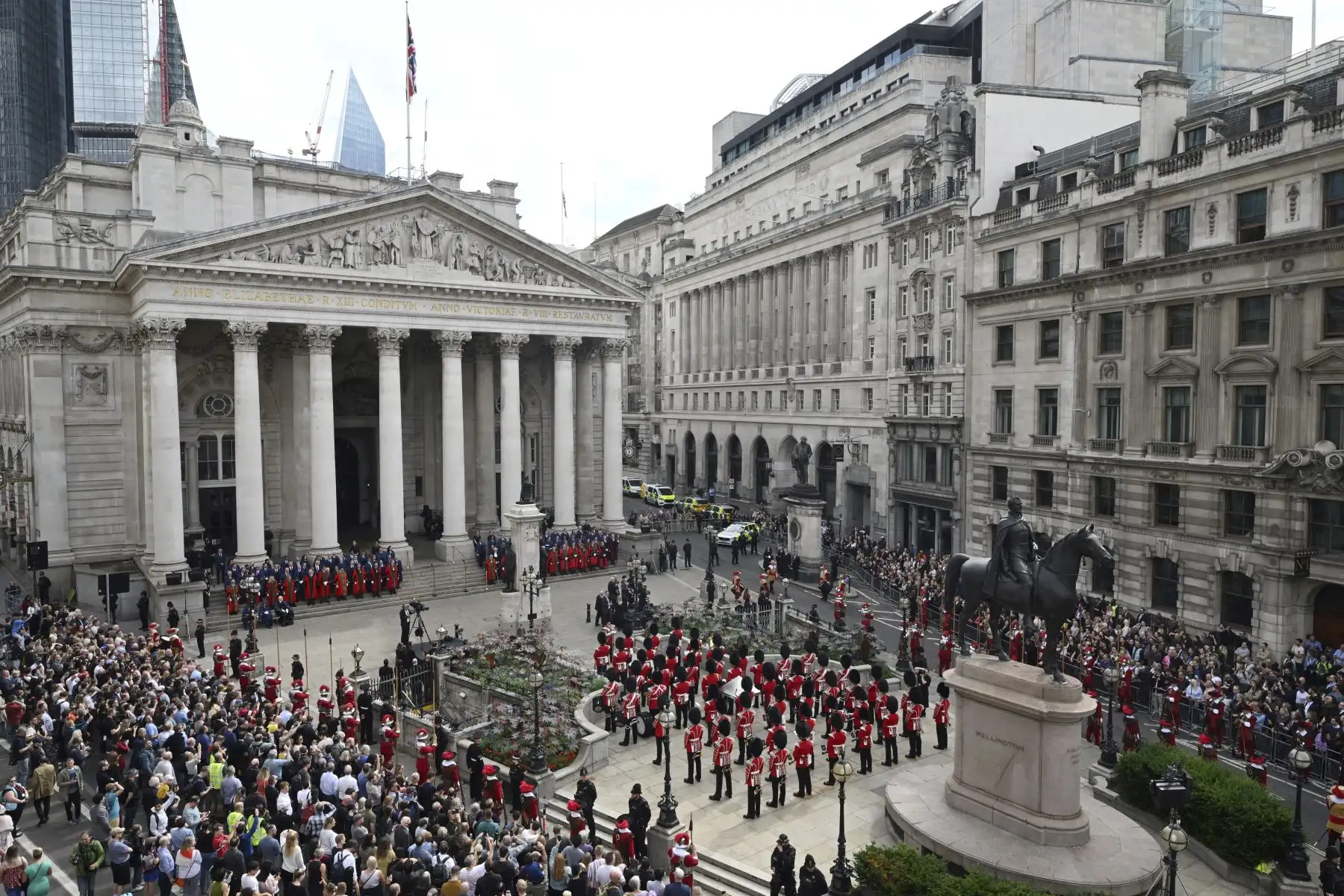 La Compañía de Piqueros y Mosqueteros y la Banda de la Honorable Compañía de Artillería llegan al Royal Exchange antes de la segunda Proclamación del nuevo Rey de Gran Bretaña, el Rey Carlos III, en la ciudad de Londres, el 10 de septiembre de 2022. Foto: AFP
