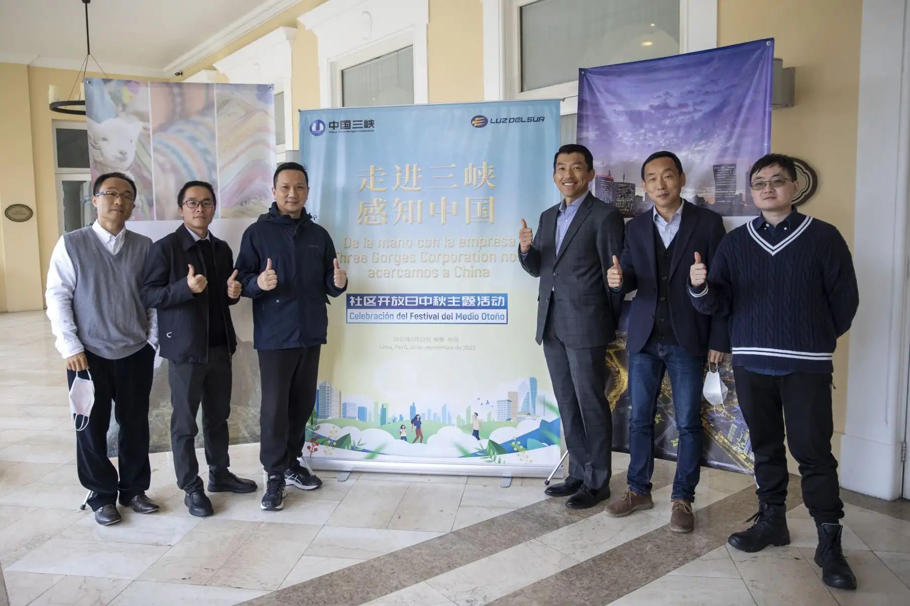 Los representantes de la organización de las familias chinas en Lima, Julio Liu y Yangtze Du presentaron la celebración del Festival del Medio Otoño, un evento que promueve la cultura china y que tiene un importante significado de unión familiar y amigos. La luna llena del medio otoño significa la unión y la búsqueda de la prosperidad sobre la base del mutuo entendimiento para las familias chinas Foto: ANDINA/Carla Patiño