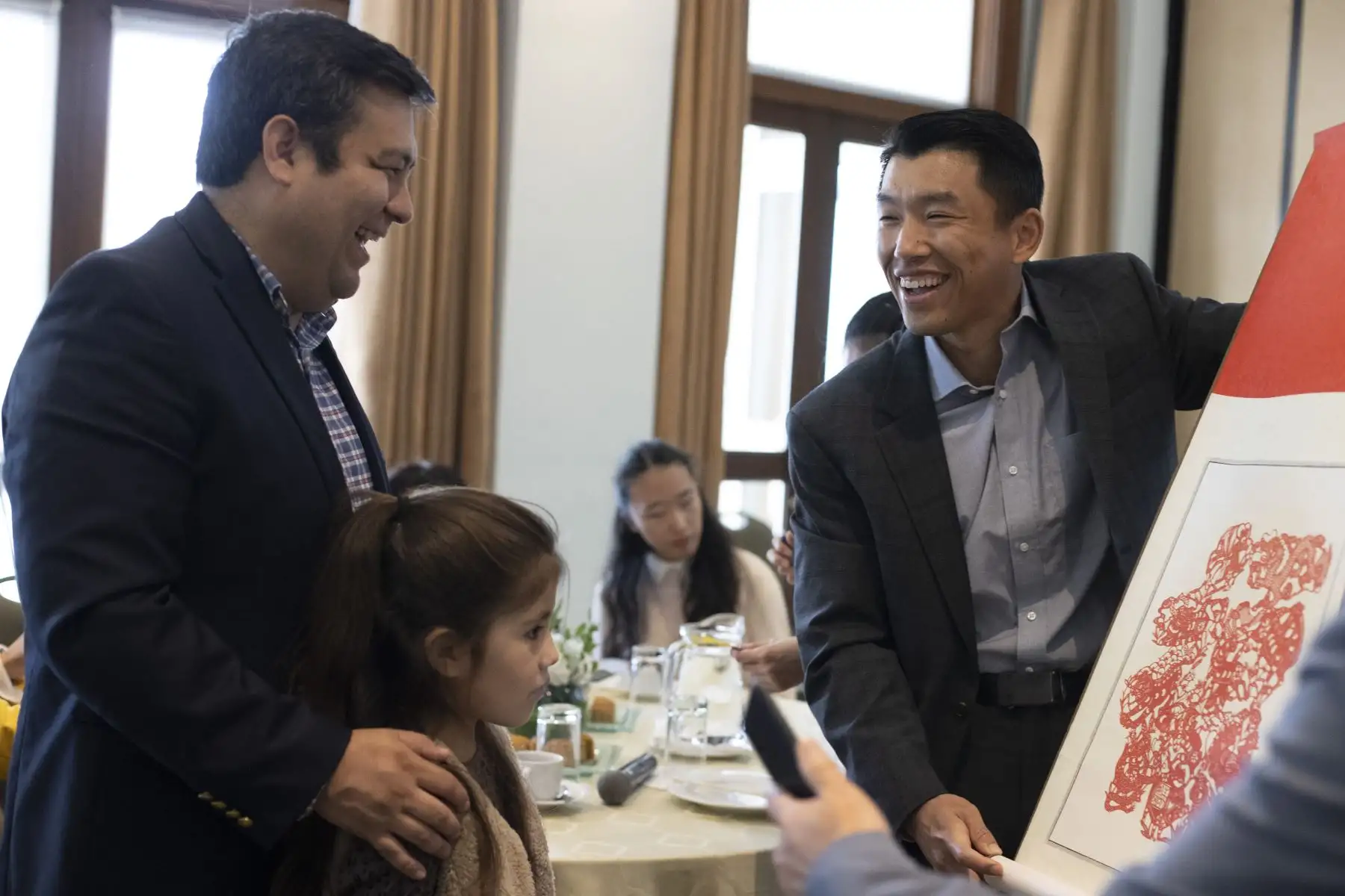 Los representantes de la organización de las familias chinas en Lima, Julio Liu y Yangtze Du presentaron la celebración del Festival del Medio Otoño, un evento que promueve la cultura china y que tiene un importante significado de unión familiar y amigos. La luna llena del medio otoño significa la unión y la búsqueda de la prosperidad sobre la base del mutuo entendimiento para las familias chinas Foto: ANDINA/Carla Patiño