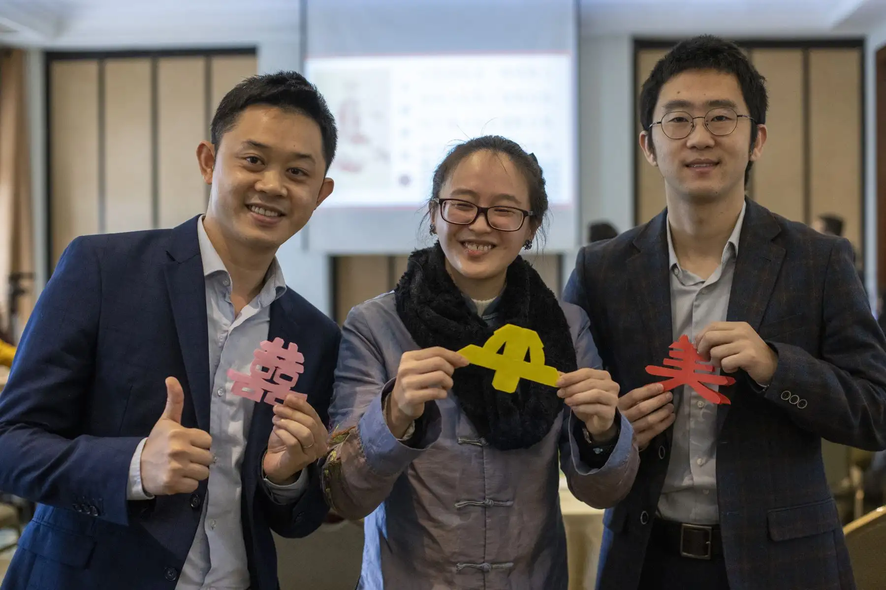 Los representantes de la organización de las familias chinas en Lima, Julio Liu y Yangtze Du presentaron la celebración del Festival del Medio Otoño, un evento que promueve la cultura china y que tiene un importante significado de unión familiar y amigos. La luna llena del medio otoño significa la unión y la búsqueda de la prosperidad sobre la base del mutuo entendimiento para las familias chinas Foto: ANDINA/Carla Patiño