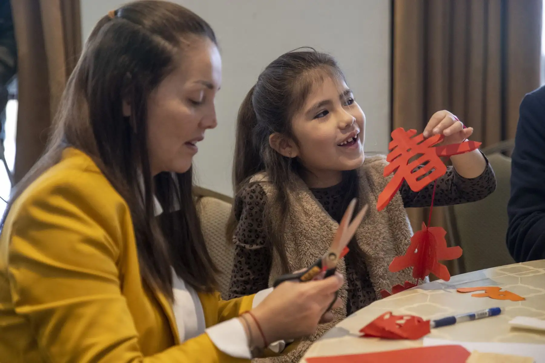 Los representantes de la organización de las familias chinas en Lima, Julio Liu y Yangtze Du presentaron la celebración del Festival del Medio Otoño, un evento que promueve la cultura china y que tiene un importante significado de unión familiar y amigos. La luna llena del medio otoño significa la unión y la búsqueda de la prosperidad sobre la base del mutuo entendimiento para las familias chinas Foto: ANDINA/Carla Patiño