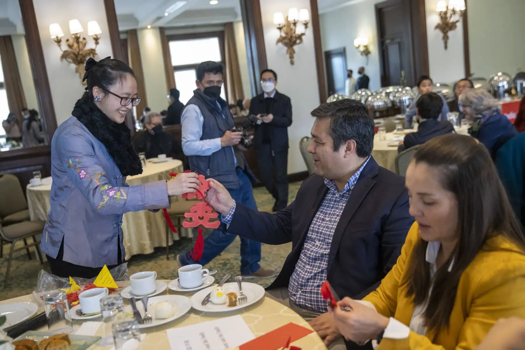 Los representantes de la organización de las familias chinas en Lima, Julio Liu y Yangtze Du presentaron la celebración del Festival del Medio Otoño, un evento que promueve la cultura china y que tiene un importante significado de unión familiar y amigos. La luna llena del medio otoño significa la unión y la búsqueda de la prosperidad sobre la base del mutuo entendimiento para las familias chinas Foto: ANDINA/Carla Patiño