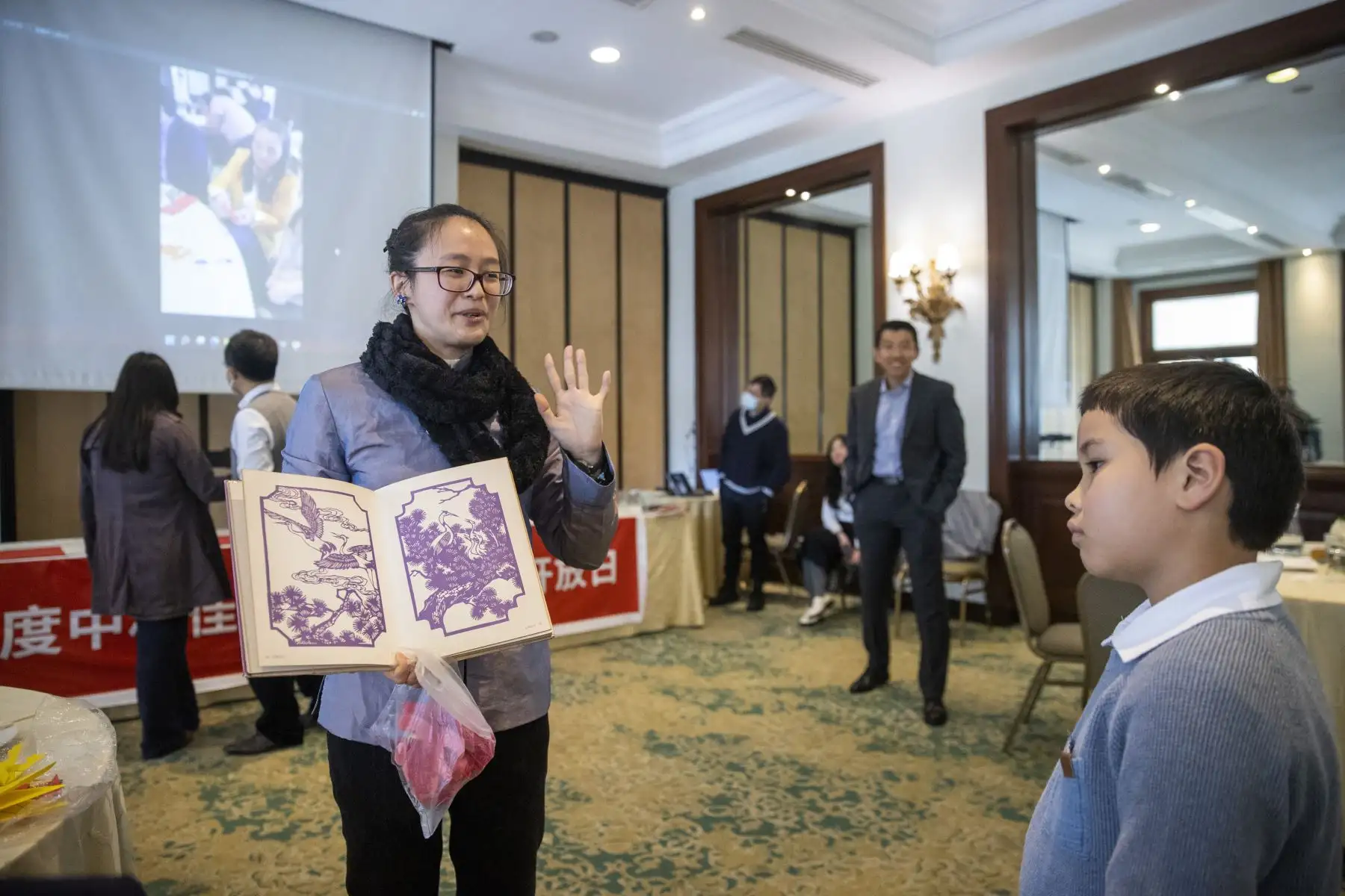Los representantes de la organización de las familias chinas en Lima, Julio Liu y Yangtze Du presentaron la celebración del Festival del Medio Otoño, un evento que promueve la cultura china y que tiene un importante significado de unión familiar y amigos. La luna llena del medio otoño significa la unión y la búsqueda de la prosperidad sobre la base del mutuo entendimiento para las familias chinas Foto: ANDINA/Carla Patiño
