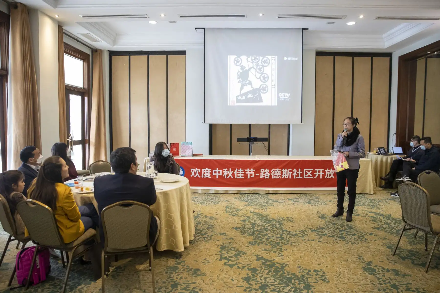 Los representantes de la organización de las familias chinas en Lima, Julio Liu y Yangtze Du presentaron la celebración del Festival del Medio Otoño, un evento que promueve la cultura china y que tiene un importante significado de unión familiar y amigos. La luna llena del medio otoño significa la unión y la búsqueda de la prosperidad sobre la base del mutuo entendimiento para las familias chinas Foto: ANDINA/Carla Patiño
