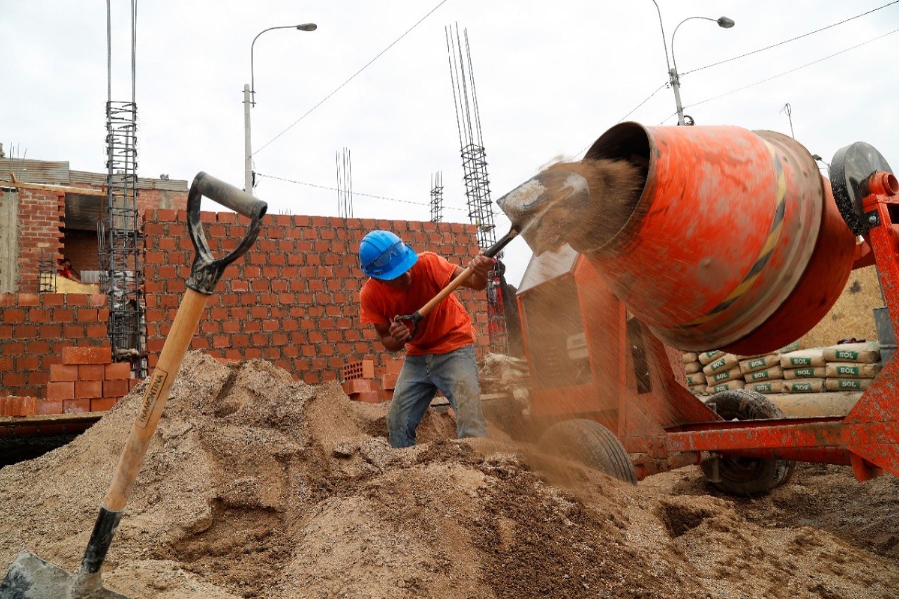 Capacitan a municipios y trabajadores de obras para disminuir riesgos en autoconstrucción