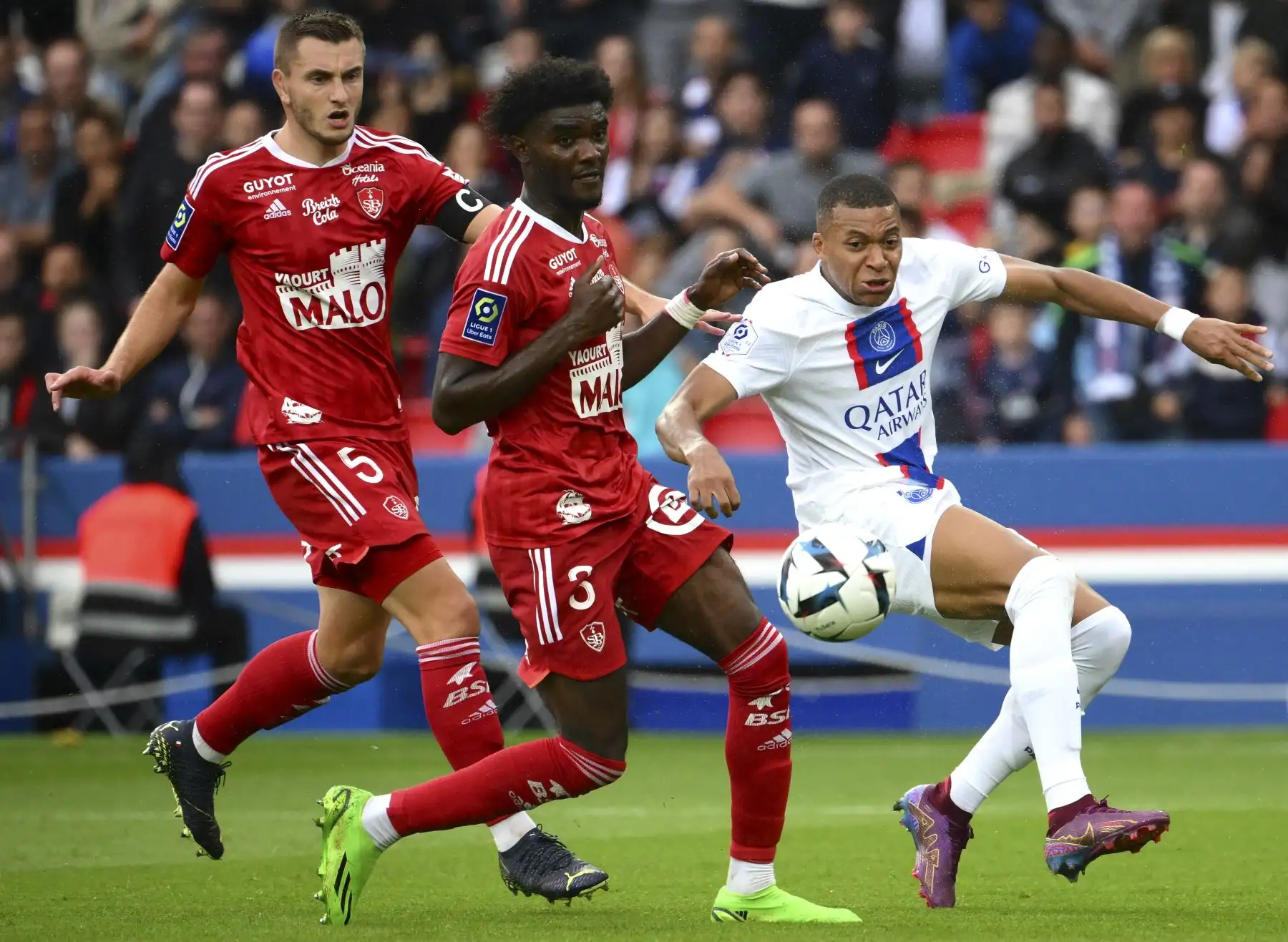 El defensor francés de Brest Brendan Chardonnet (L), el defensor francés de Brest Lilian Brassier (C) y el delantero francés de Paris Saint-Germain Kylian Mbappe (R) luchan por el balón durante el partido de fútbol L1 francés entre Paris Saint-Germain (PSG) y Stade Brestois 29 (Brest) en el estadio Parc des Princes de París. Foto: AFP