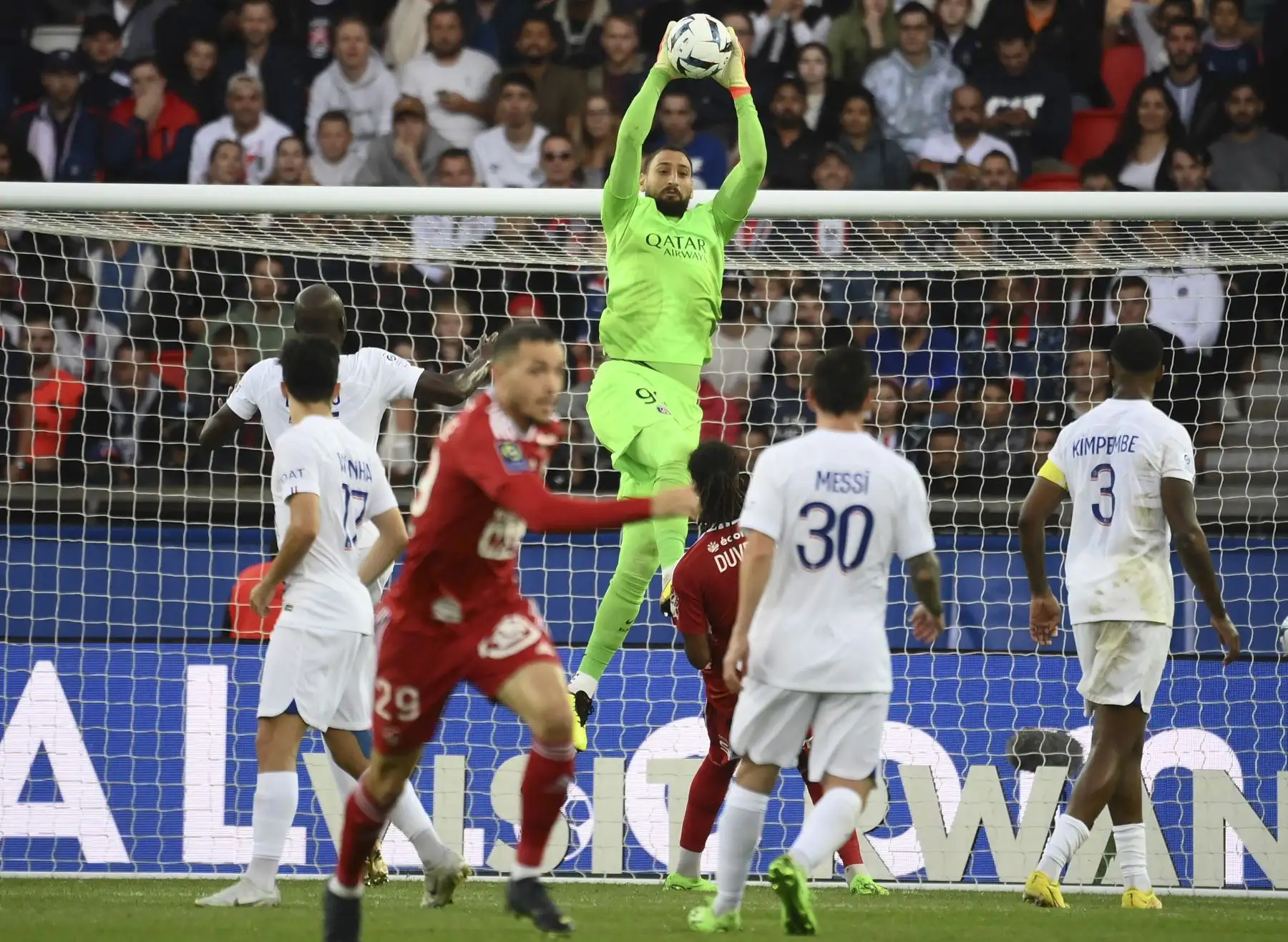 El portero italiano de Paris Saint-Germain, Gianluigi Donnarumma (arriba), intercepta el balón durante el partido de fútbol francés L1 entre Paris Saint-Germain (PSG) y Stade Brestois 29 (Brest) en el estadio Parc des Princes de París. Foto: AFP