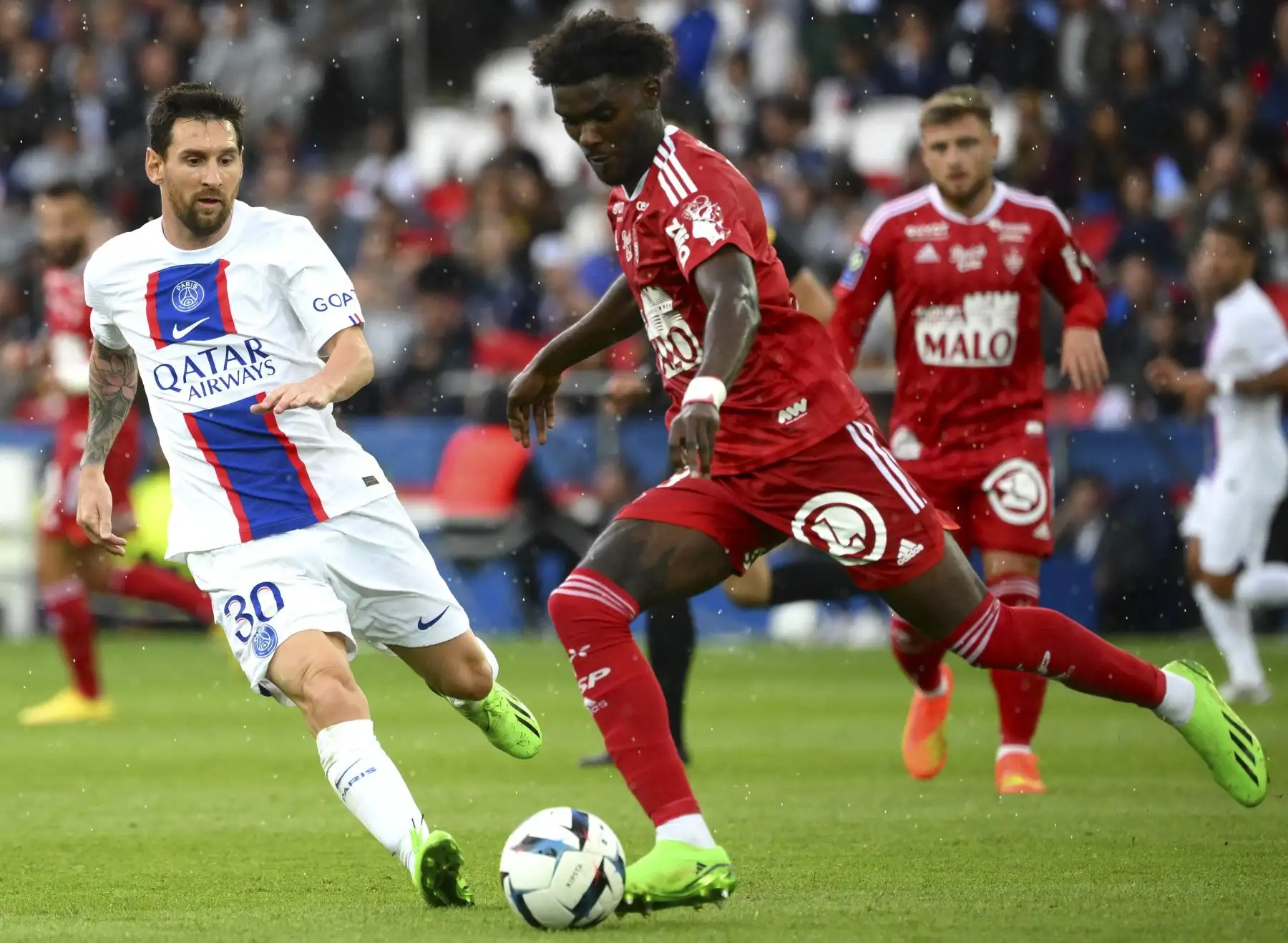 El delantero argentino del Paris Saint-Germain, Lionel Messi (izquierda), lucha por el balón con la defensa francesa del Brest, Lilian Brassier (derecha), durante el partido de fútbol de la L1 francesa entre el Paris Saint-Germain (PSG) y el Stade Brestois 29 (Brest) en el Parc des Princes estadio de París. Foto: AFP