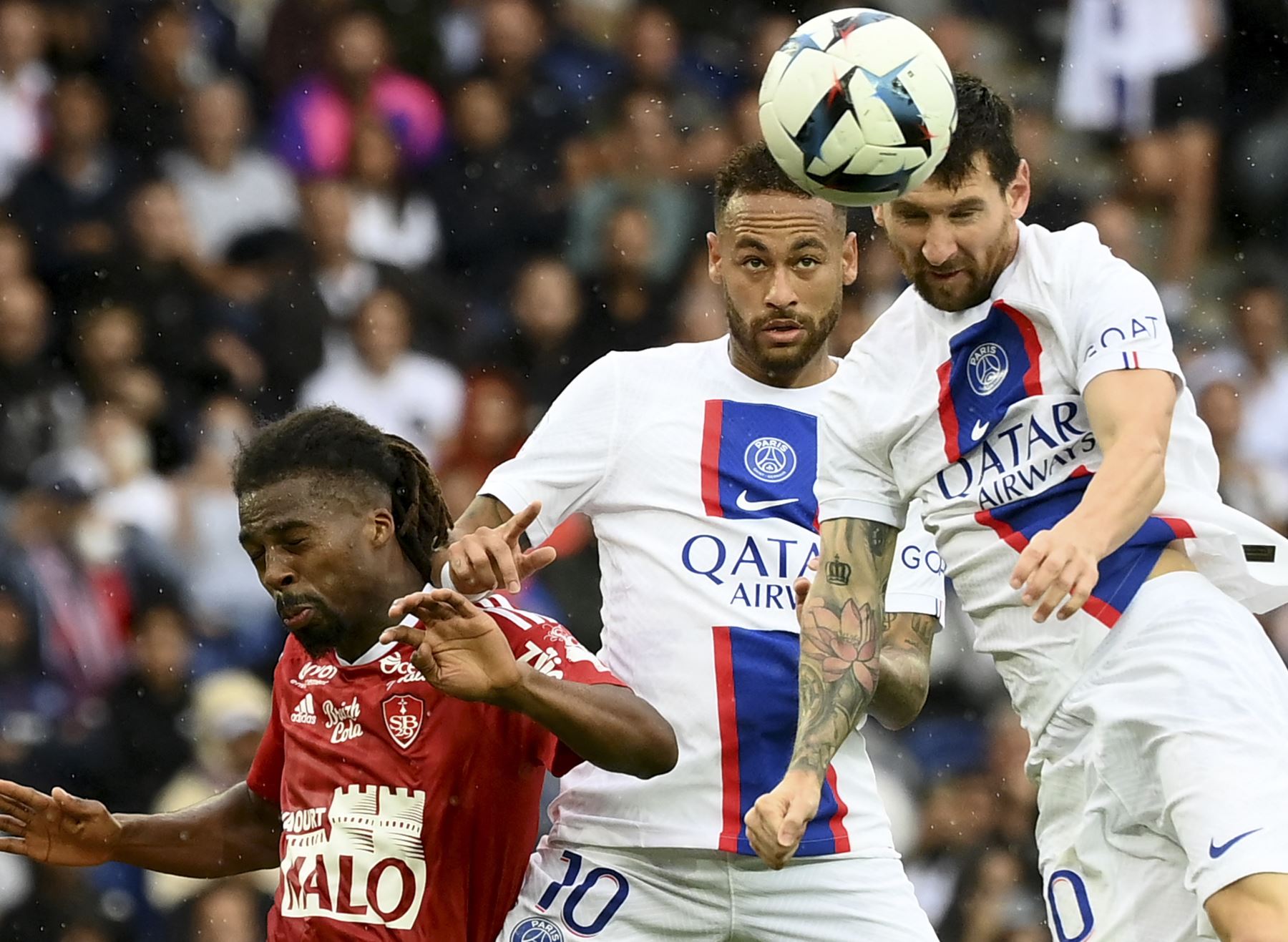 Jean-Kevin Duverne (izquierda), defensor francés del Brest, Neymar (centro), delantero brasileño del Paris Saint-Germain, y Lionel Messi (derecha), delantero argentino del Paris Saint-Germain, saltan para interceptar el balón durante el partido de fútbol de la L1 francesa entre el Paris Saint-Germain ( PSG) y Stade Brestois 29 (Brest) en el estadio Parc des Princes de París. Foto: AFP