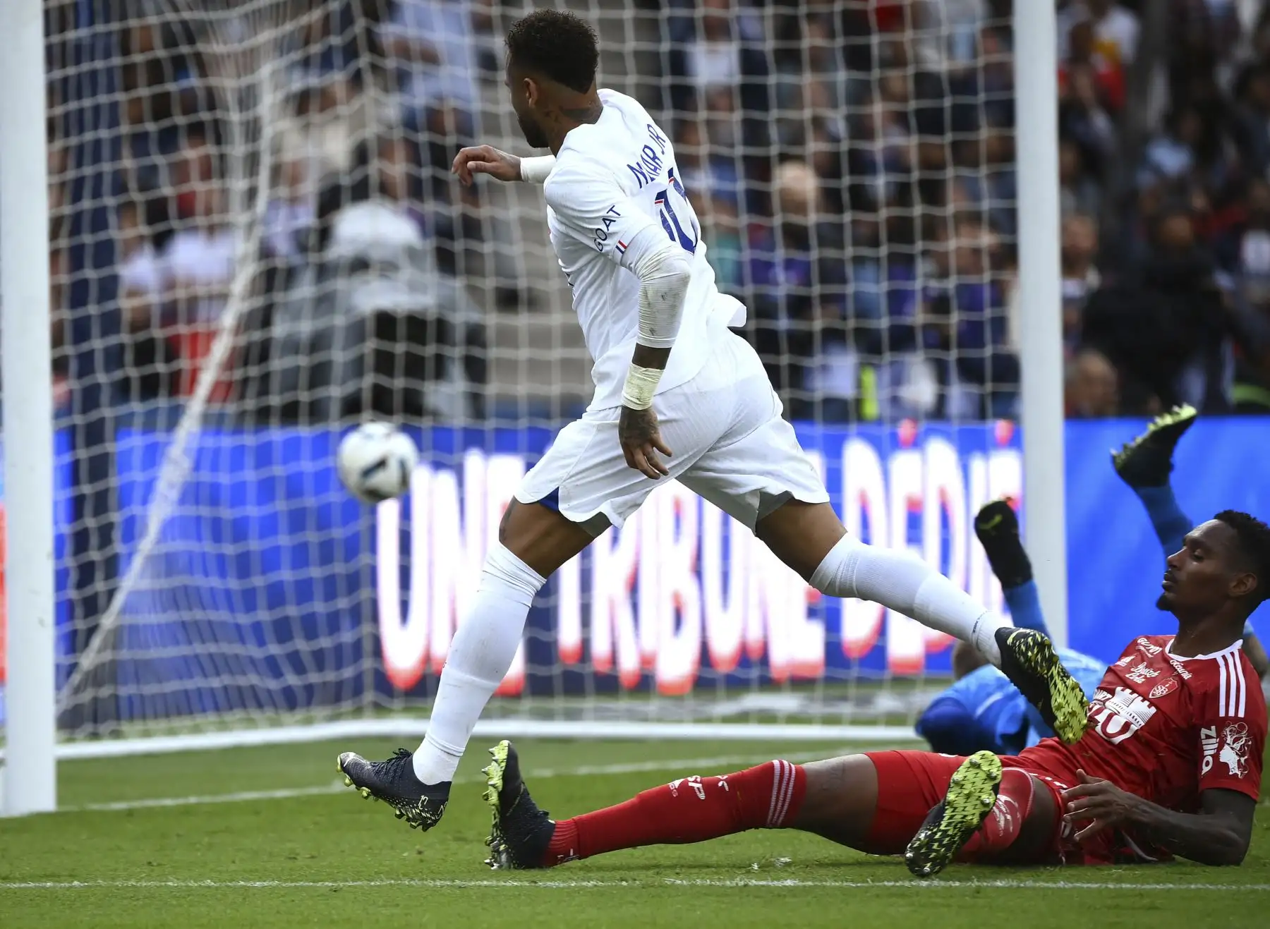 El delantero brasileño del Paris Saint-Germain Neymar (L) dispara para marcar el gol 1-0 durante el partido de fútbol de la L1 francesa entre el Paris Saint-Germain (PSG) y el Stade Brestois 29 (Brest) en el Estadio Parc des Princes en París. Foto: AFP