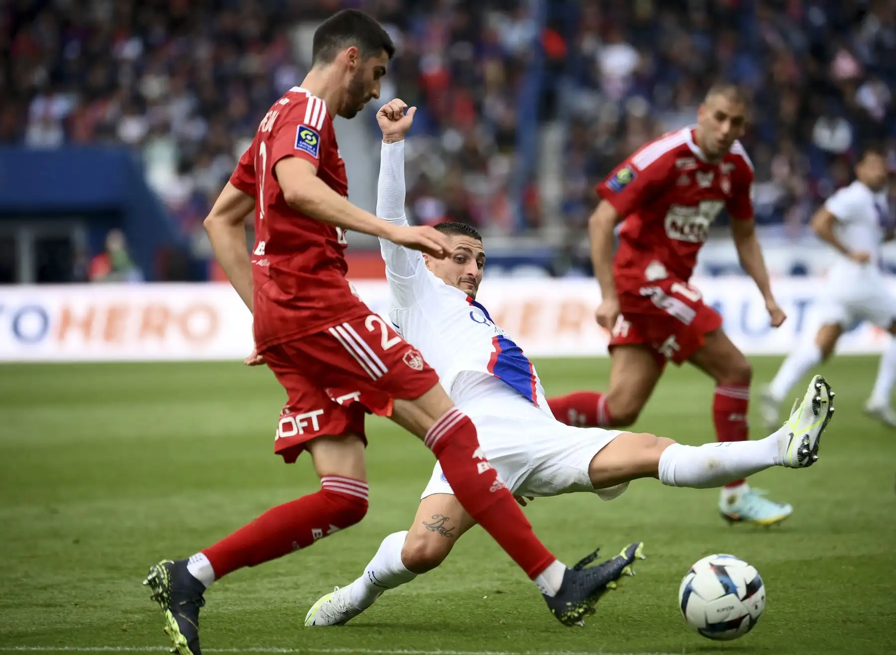El centrocampista francés de Brest Pierre Lees-Melou (L) lucha por el balón con el centrocampista italiano de Paris Saint-Germain Marco Verratti (C) durante el partido de fútbol de la L1 francesa entre Paris Saint-Germain (PSG) y Stade Brestois 29 (Brest) en el Parc Estadio des Princes en París. Foto: AFP
