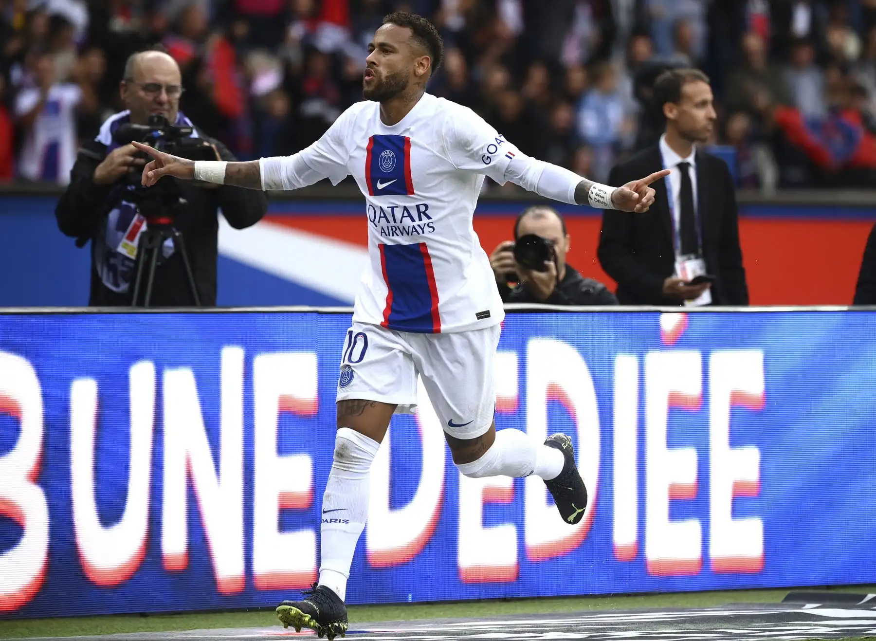 El delantero brasileño de Paris Saint-Germain, Neymar, celebra marcar el gol 1-0 durante el partido de fútbol francés L1 entre Paris Saint-Germain (PSG) y Stade Brestois 29 (Brest) en el Estadio Parc des Princes en París. Foto: AFP