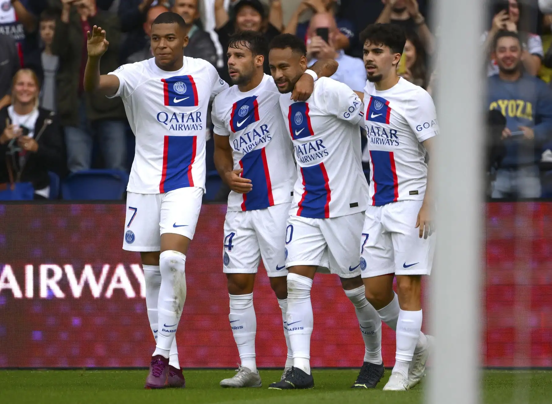 El delantero francés del Paris Saint-Germain, Kylian Mbappe, el defensa español del Paris Saint-Germain, Juan Bernat, el delantero brasileño del Paris Saint-Germain, Neymar, y el centrocampista portugués del Paris Saint-Germain, Vitinha, celebran después de anotar el gol 1-0 durante el partido de fútbol de la L1 francesa entre el Paris Saint -Germain (PSG) y Stade Brestois 29 (Brest) en el estadio Parc des Princes de París. Foto: AFP