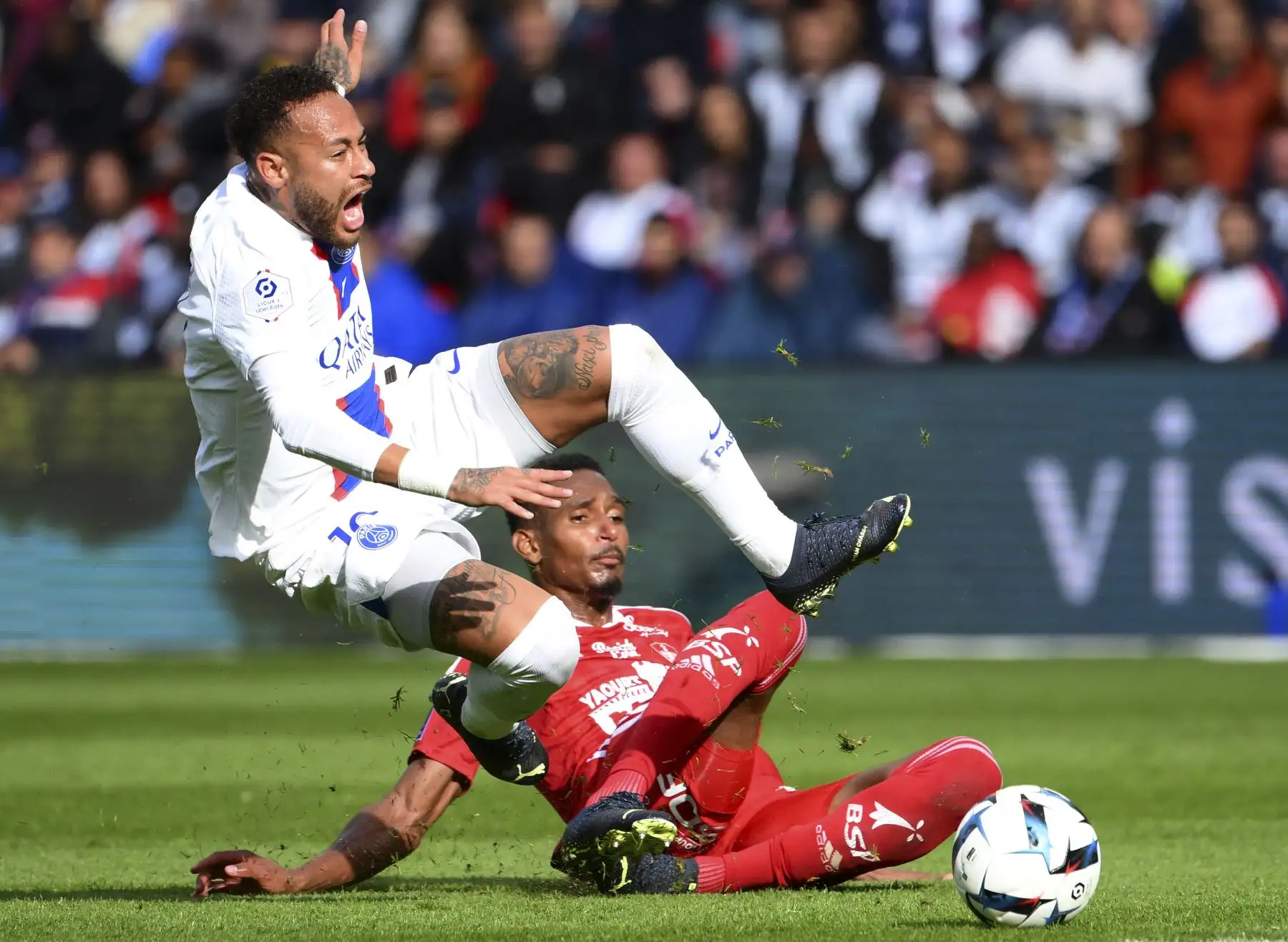 El defensor francés de Brest, Christophe Herelle, se enfrenta al delantero brasileño de Paris Saint-Germain, Neymar, durante el partido de fútbol francés L1 entre Paris Saint-Germain (PSG) y Stade Brestois 29 (Brest) en el Estadio Parc des Princes en París. Foto: AFP