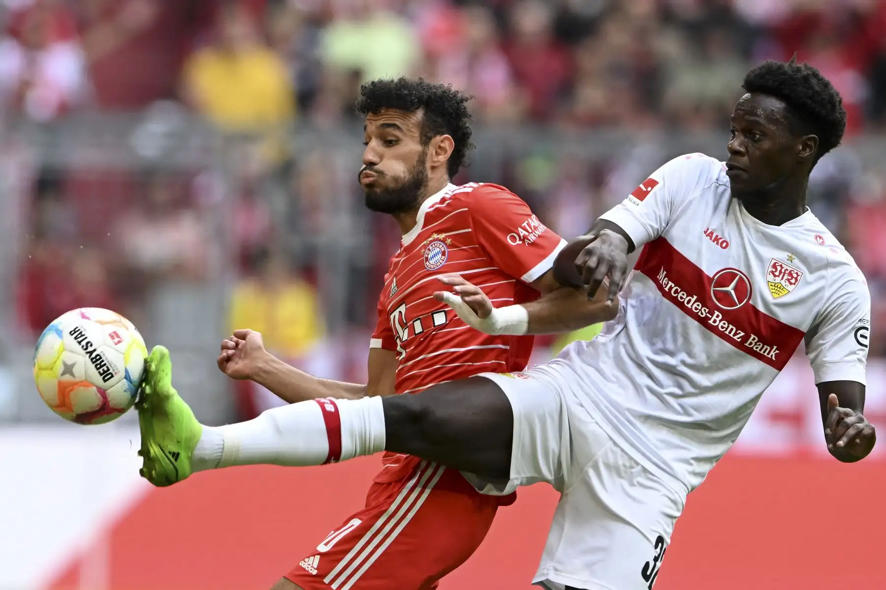 El defensor marroquí del Bayern Munich Noussair Mazraoui (L) y el mediocampista francés del Stuttgart Naouirou Ahamada (R) compiten por el balón durante el partido de fútbol de la primera división de la Bundesliga alemana entre el FC Bayern Munich y el VfB Stuttgart en Munich, al sur de Alemania. Foto: AFP