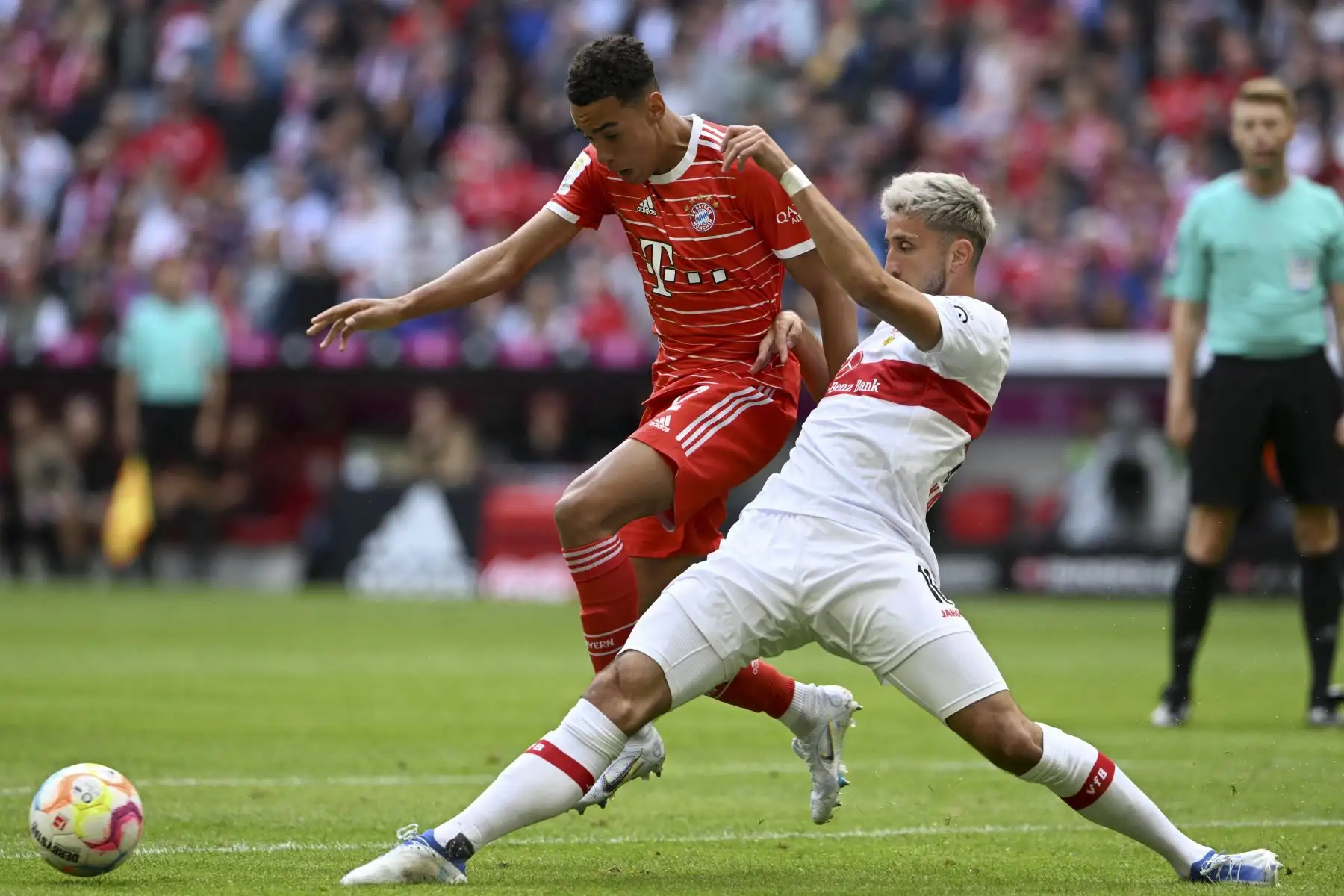 El centrocampista alemán del Bayern de Múnich, Jamal Musiala (L), y el defensor alemán del Stuttgart, Atakan Karazor, compiten por el balón durante el partido de fútbol de la primera división de la Bundesliga alemana entre el FC Bayern de Múnich y el VfB Stuttgart en Múnich, al sur de Alemania. Foto: AFP