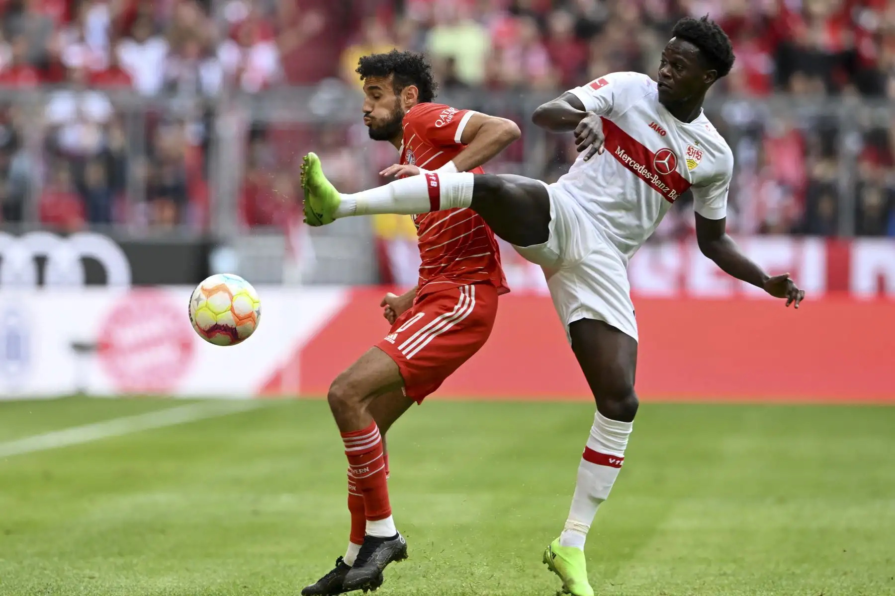El defensor marroquí del Bayern Munich Noussair Mazraoui y el mediocampista francés del Stuttgart Naouirou Ahamada  compiten por el balón durante el partido de fútbol de la primera división de la Bundesliga alemana entre el FC Bayern Munich y el VfB Stuttgart en Munich, al sur de Alemania. Foto: AFP