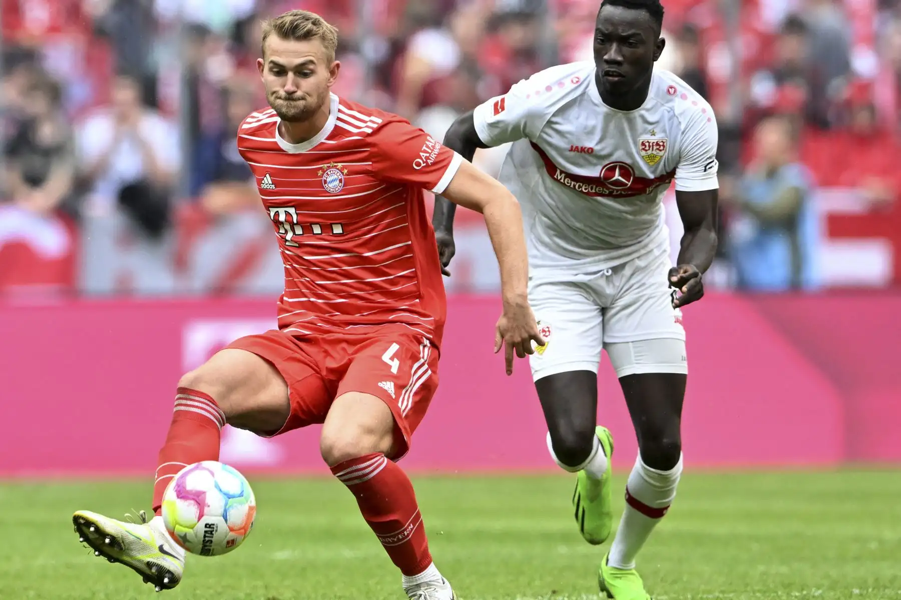 Matthijs de Ligt , defensor holandés del Bayern Munich, y Serhou Guirassy, delantero del Stuttgart, compiten por el balón durante el partido de fútbol de la Bundesliga alemana de primera división entre el FC Bayern Munich y el VfB Stuttgart en Munich, al sur de Alemania. Foto: AFP