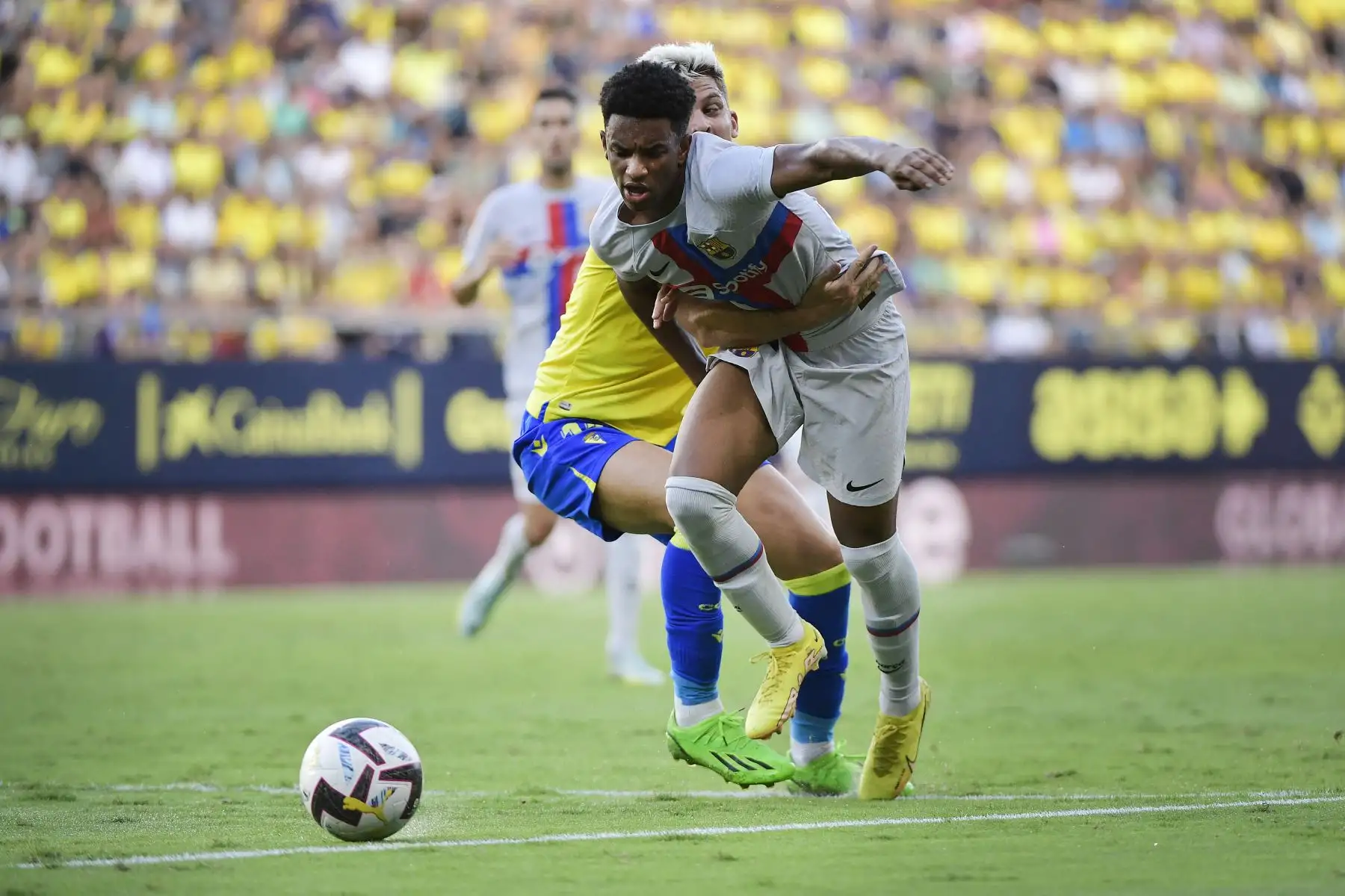 El centrocampista español de Cádiz Ivan Alejo (L) lucha por el balón con el defensor español de Barcelona Alejandro Balde durante el partido de fútbol de la liga española entre el Cádiz CF y el FC Barcelona en el estadio Nuevo Mirandilla de Cádiz. Foto: AFP